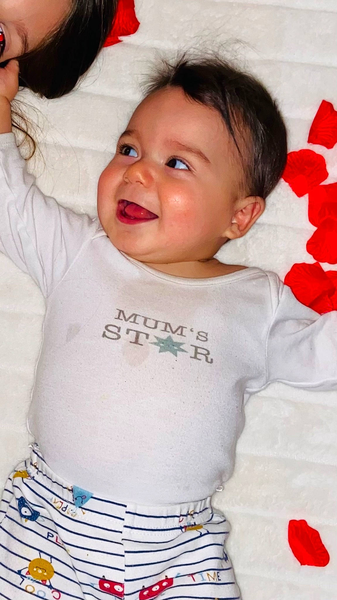 Enzo a rejoint le concours — aidez-le/la à gagner de superbes lots ! baby, baby_laughing, baby_toddler_clothing, cheek, child, eye, facial_expression, gesture, happy, lip, nose, person, photograph, pink, red, skin, sleeve, smile, t_shirt, toddler