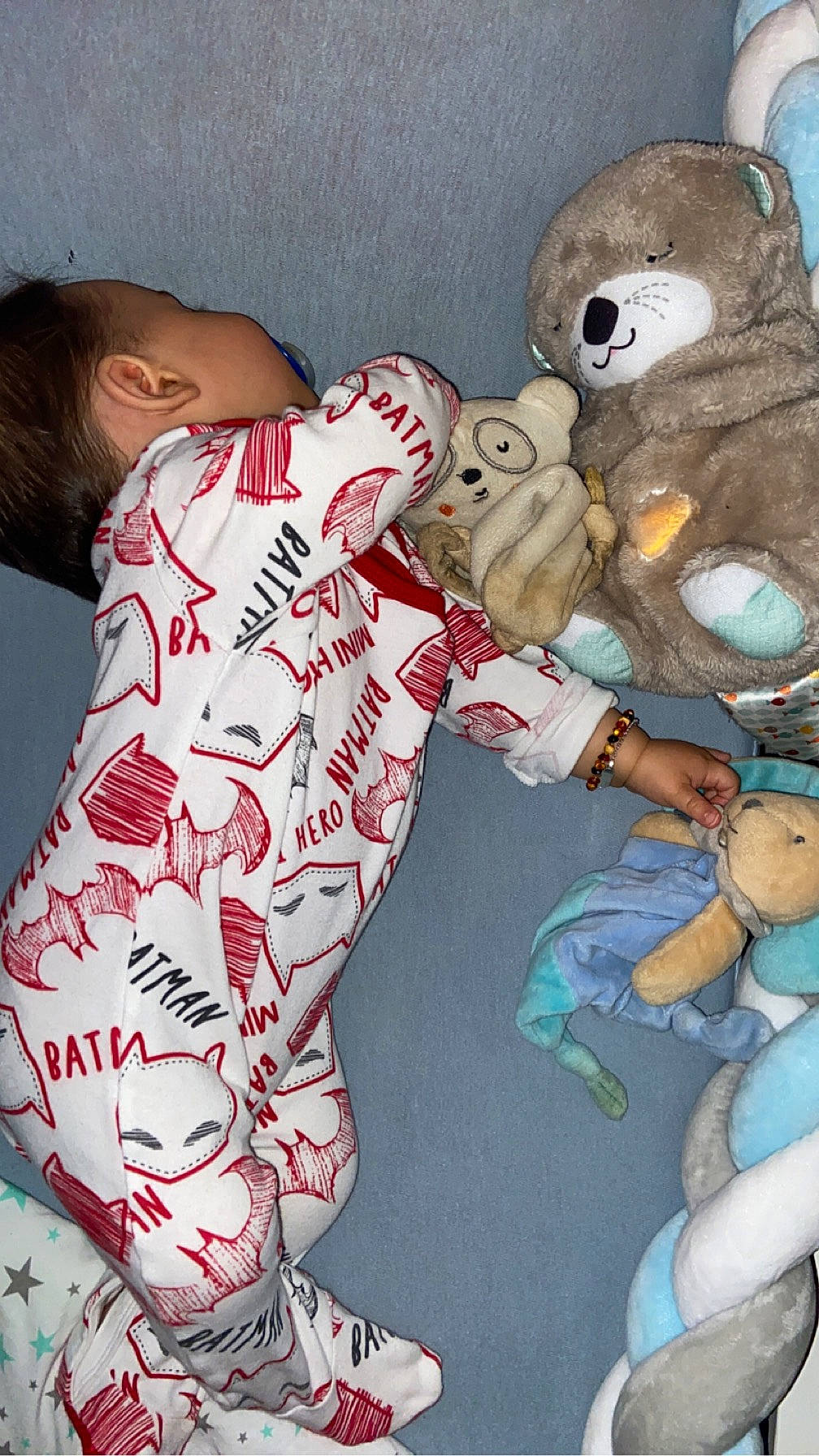 Enzo a rejoint le concours — aidez-le/la à gagner de superbes lots ! art, bedding, carmine, child, comfort, fiction, fictional_character, finger, gesture, hand, human_leg, linens, pattern, person, pink, plush, sleeve, stuffed_toy, t_shirt, textile