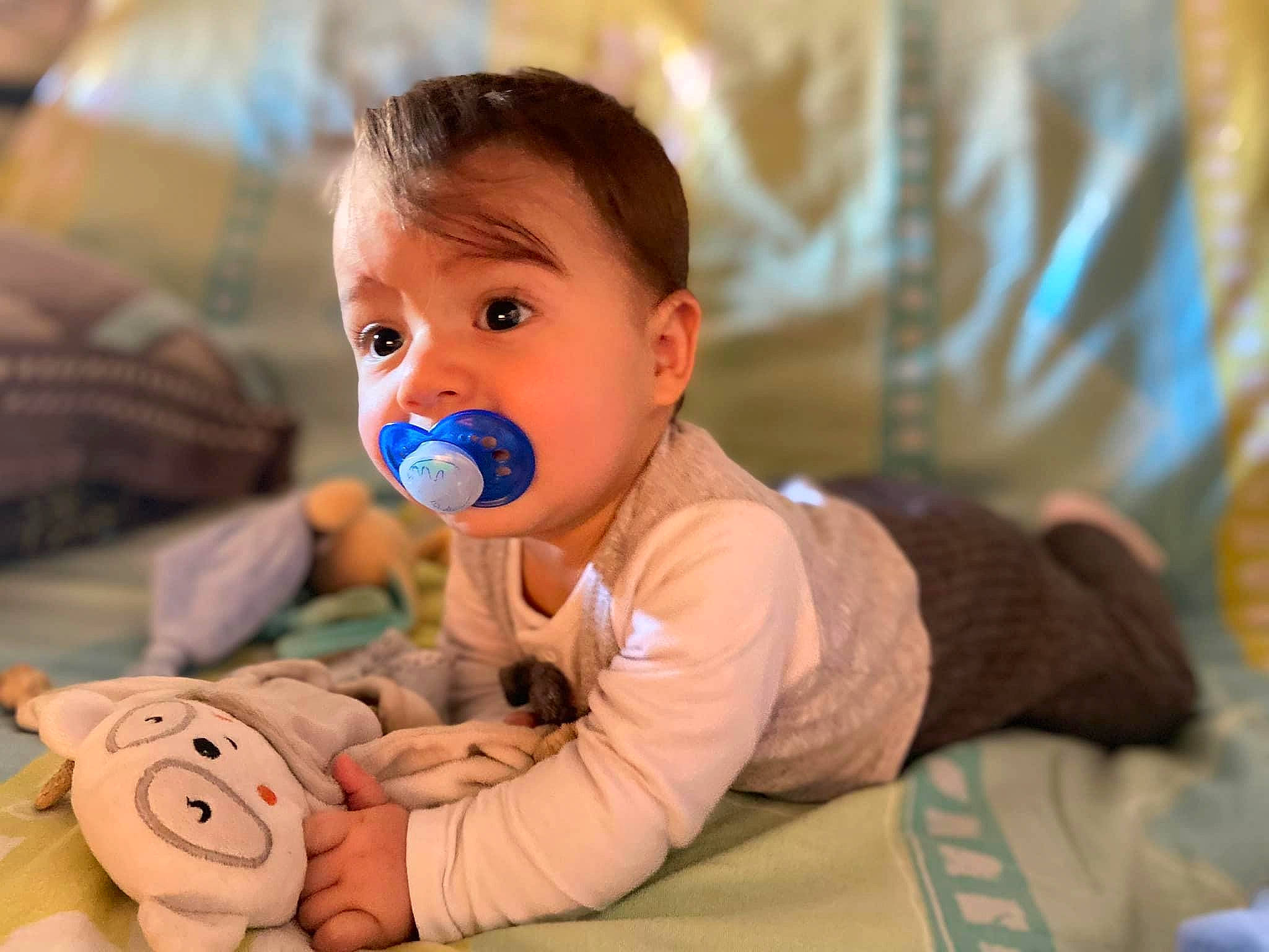 Enzo a rejoint le concours — aidez-le/la à gagner de superbes lots ! baby, baby_playing_with_toys, baby_toddler_clothing, baby_toys, cheek, child, comfort, finger, flooring, fun, happy, leisure, person, play, room, sitting, skin, smile, toddler, toy