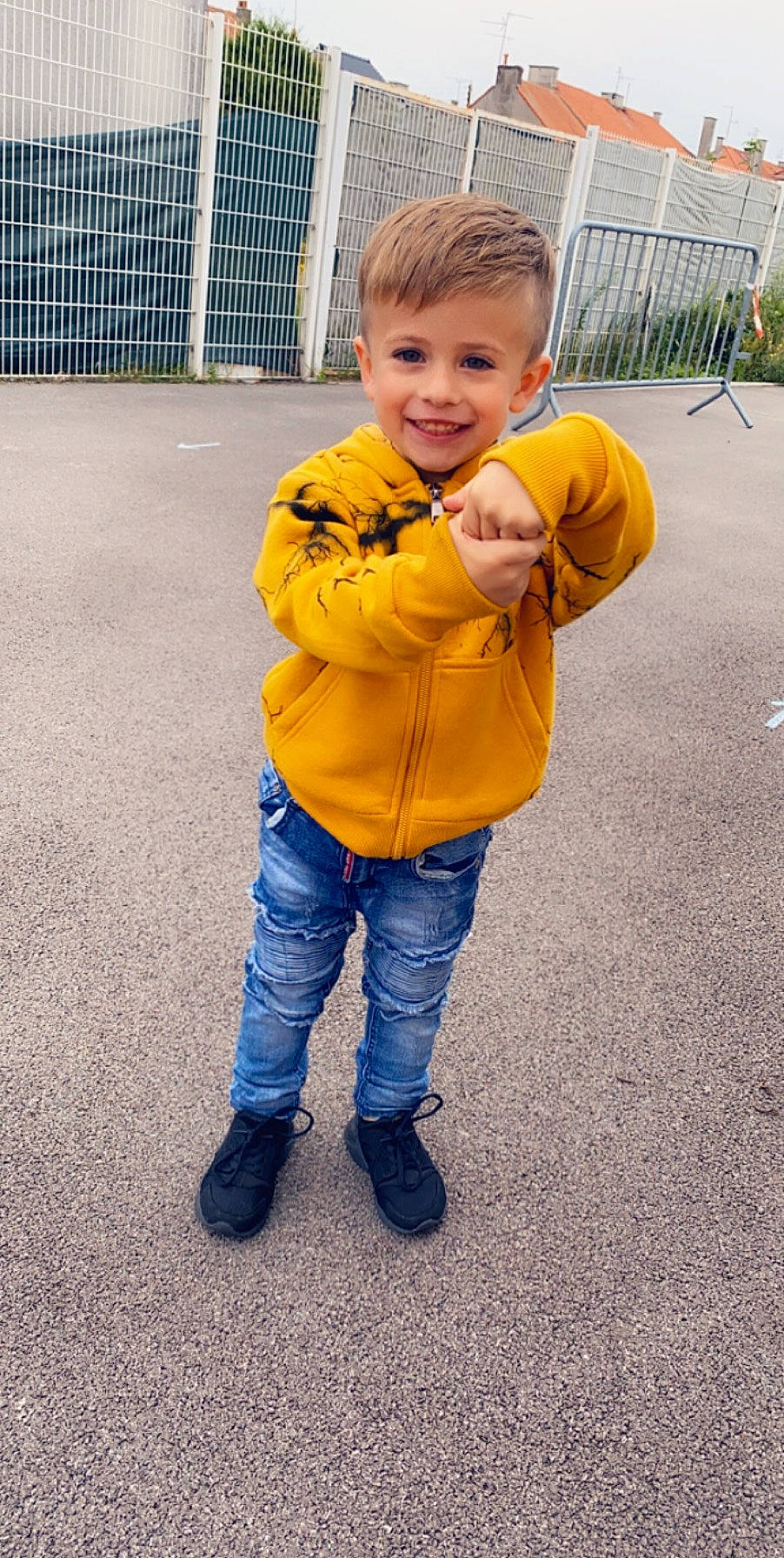 Mïcky a rejoint le concours — aidez-le/la à gagner de superbes lots ! child, jacket, jeans, joy, outerwear, person, play, toddler, yellow