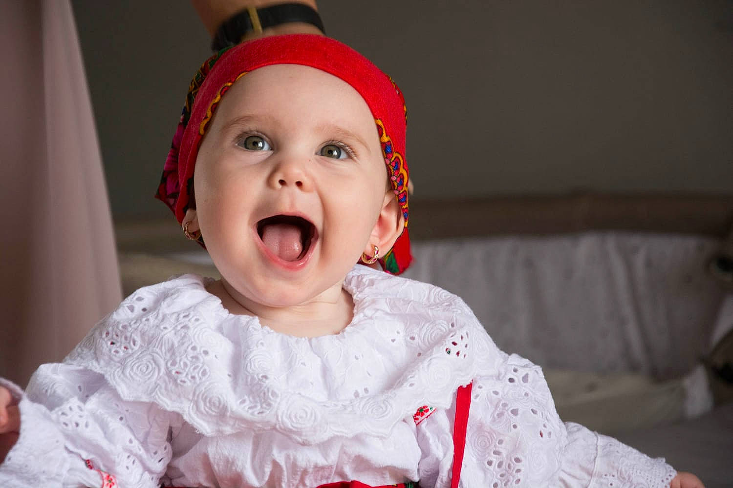 Isabelle participe au concours pour gagner de l'argent avec cette photo : baby, baby_toddler_clothing, cheek, comfort, dress, event, eye, flash_photography, fun, happy, head, headwear, iris, lip, mouth, nose, person, pink, skin, sleeve