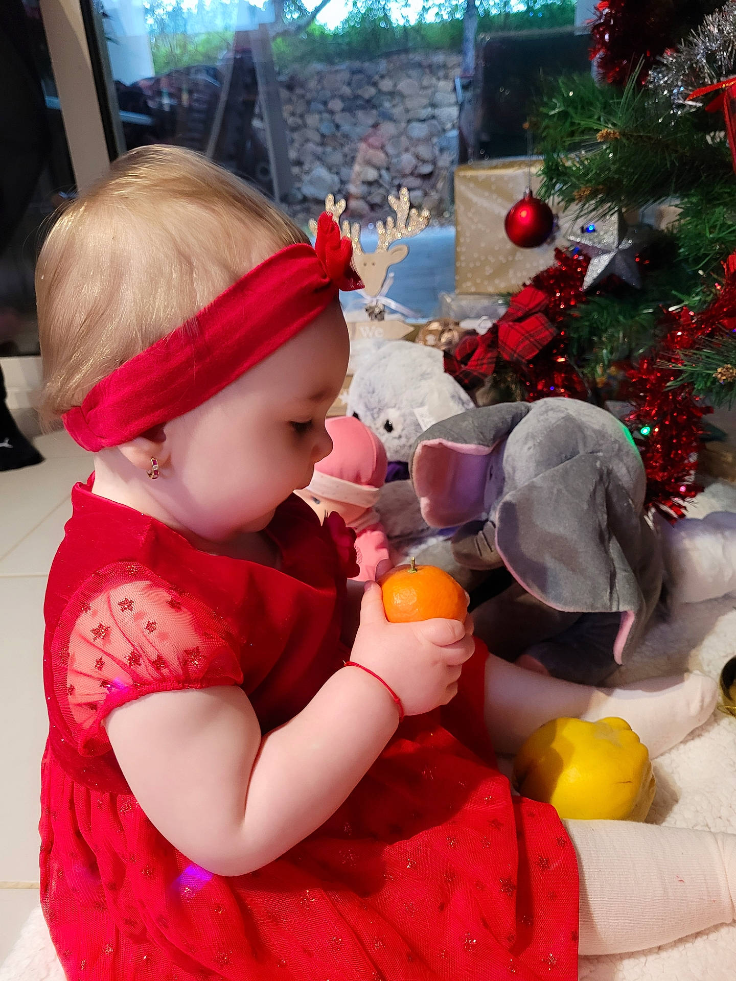 Isabelle a rejoint le concours — aidez-le/la à gagner de superbes lots ! baby, baby_toddler_clothing, child, christmas_ornament, christmas_tree, event, fun, happy, headgear, holiday, holiday_ornament, ornament, people, person, photograph, pink, red, snapshot, toddler, toy