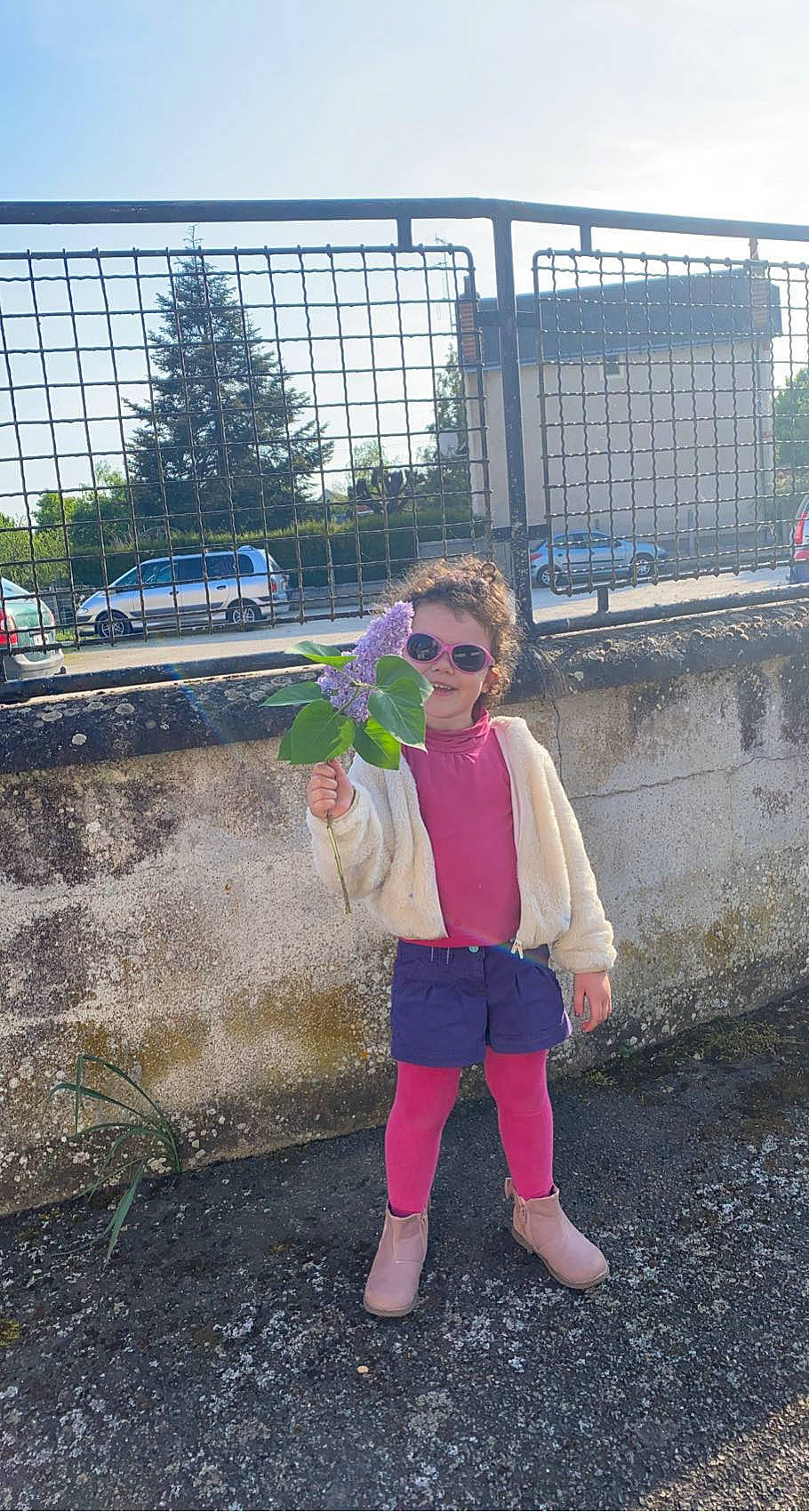 Vaïtiare participe au concours pour gagner de l'argent avec cette photo : asphalt, blond, boot, city, electric_blue, eyewear, fun, grass, happy, jacket, joy, leisure, magenta, person, recreation, road, road_surface, sky, sunglasses, toddler