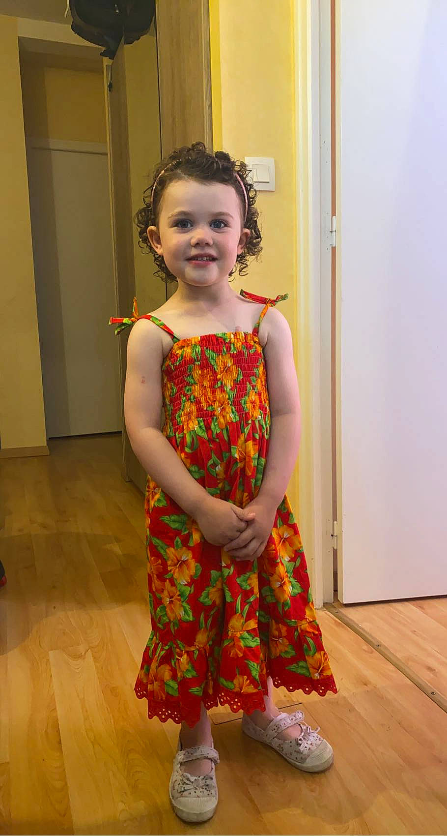 Vaïtiare a rejoint le concours — aidez-le/la à gagner de superbes lots ! baby_toddler_clothing, clothing, day_dress, dress, event, fashion_design, flooring, formal_wear, happy, human_leg, joy, neck, one_piece_garment, pattern, performing_arts, person, sleeve, smile, toddler, trunk