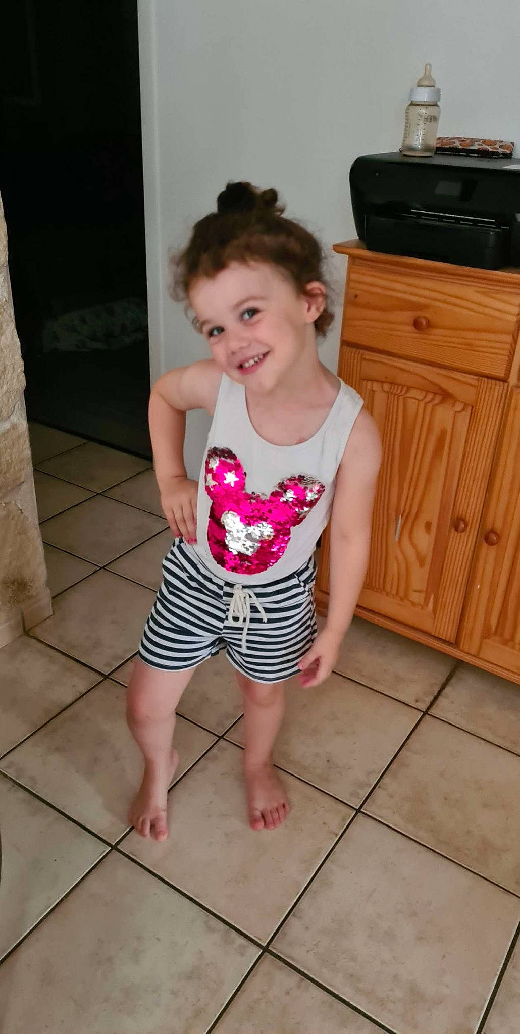 Vaïtiare participe au concours pour gagner de l'argent avec cette photo : baby_toddler_clothing, cabinetry, drawer, eye, face, facial_expression, hair, head, human_body, joint, joy, kitchen_appliance, leg, neck, person, shoulder, skin, smile, standing, t_shirt