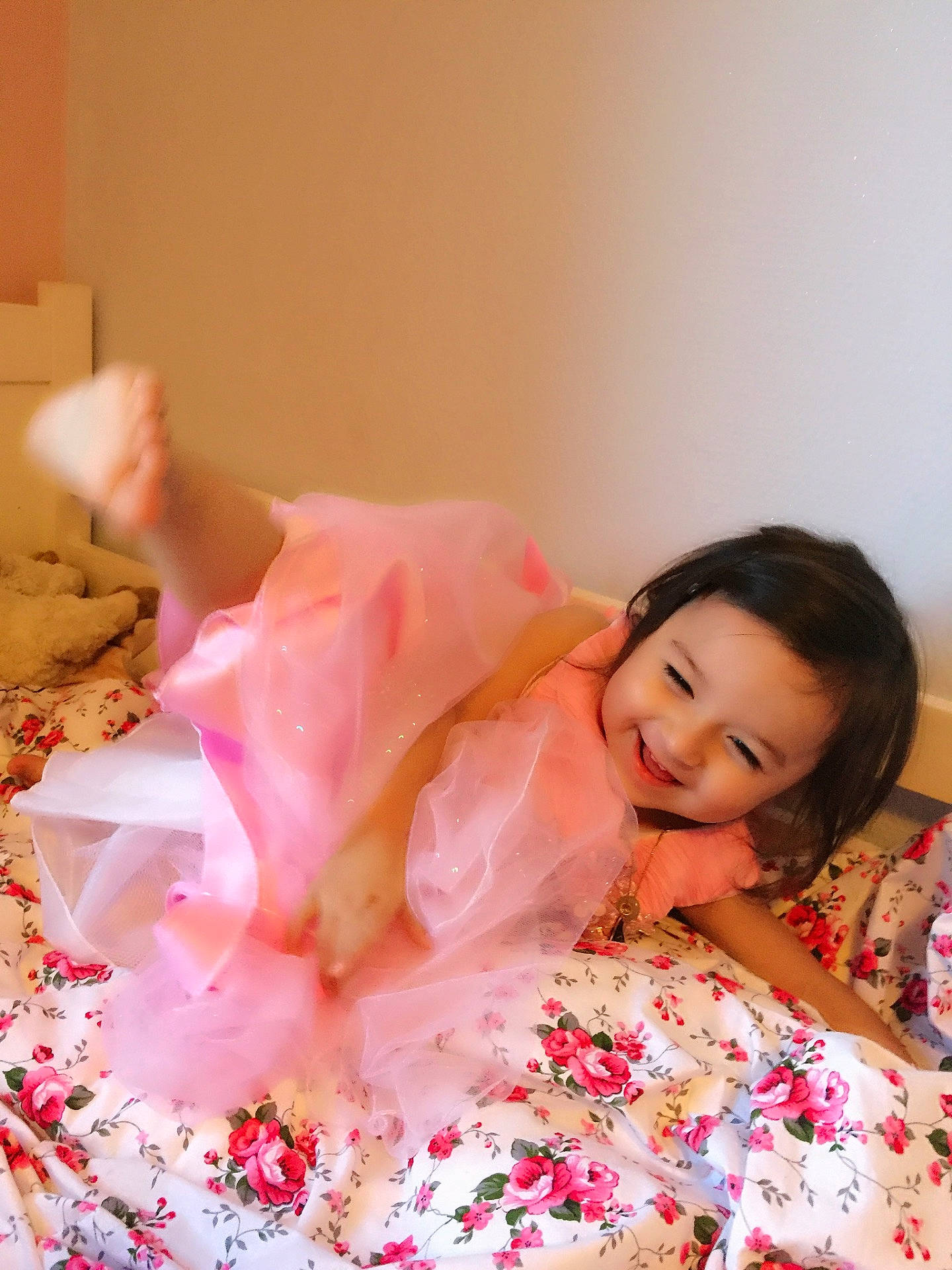 Yûna participe au concours pour gagner de l'argent avec cette photo : child, clothing, dress, flower, infant, joy, petal, pink, skin, spring, sweetness