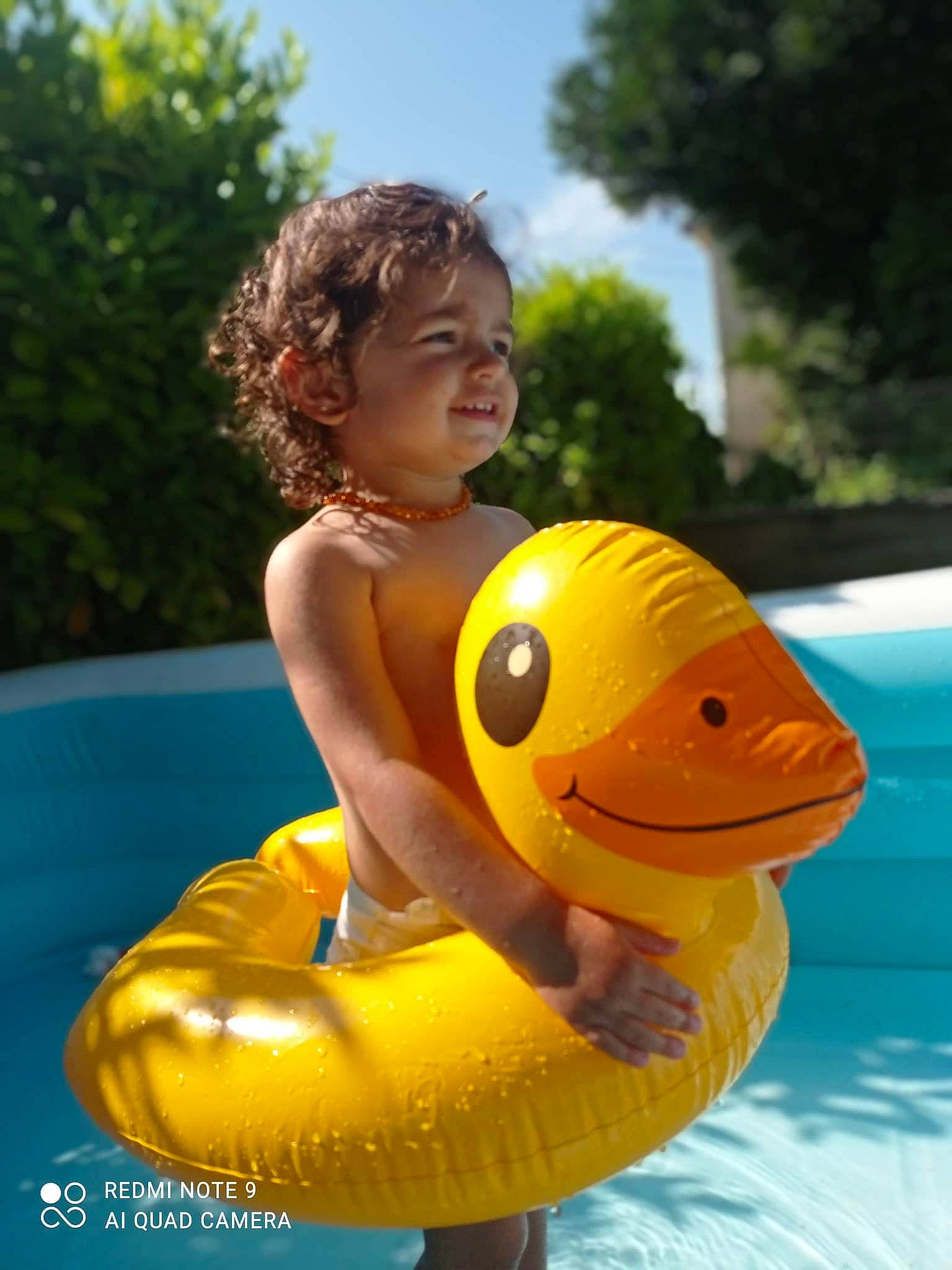 Louise participe au concours pour gagner de l'argent avec cette photo : _geese_and_swans, bath_toy, bathing, duck, ducks, fun, grass, happy, leisure, person, personal_protective_equipment, recreation, rubber_ducky, sky, smile, swimming_pool, toddler, toy, tree, water