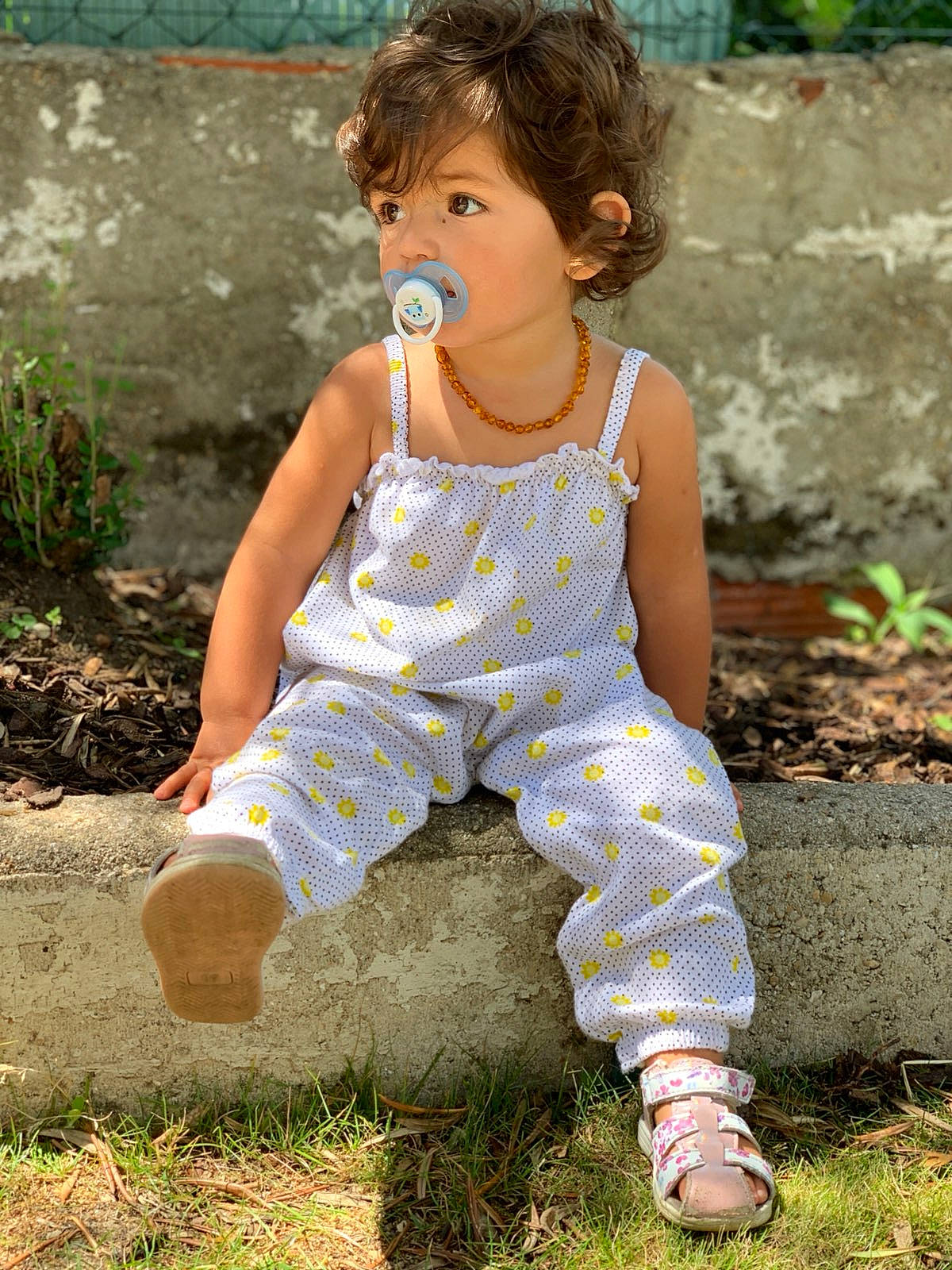 Louise participe au concours pour gagner de l'argent avec cette photo : baby_toddler_clothing, barefoot, child, denim, face, grass, happy, human_leg, knee, leg, leisure, pattern, people_in_nature, person, plant, sleeve, smile, t_shirt, thigh, toddler