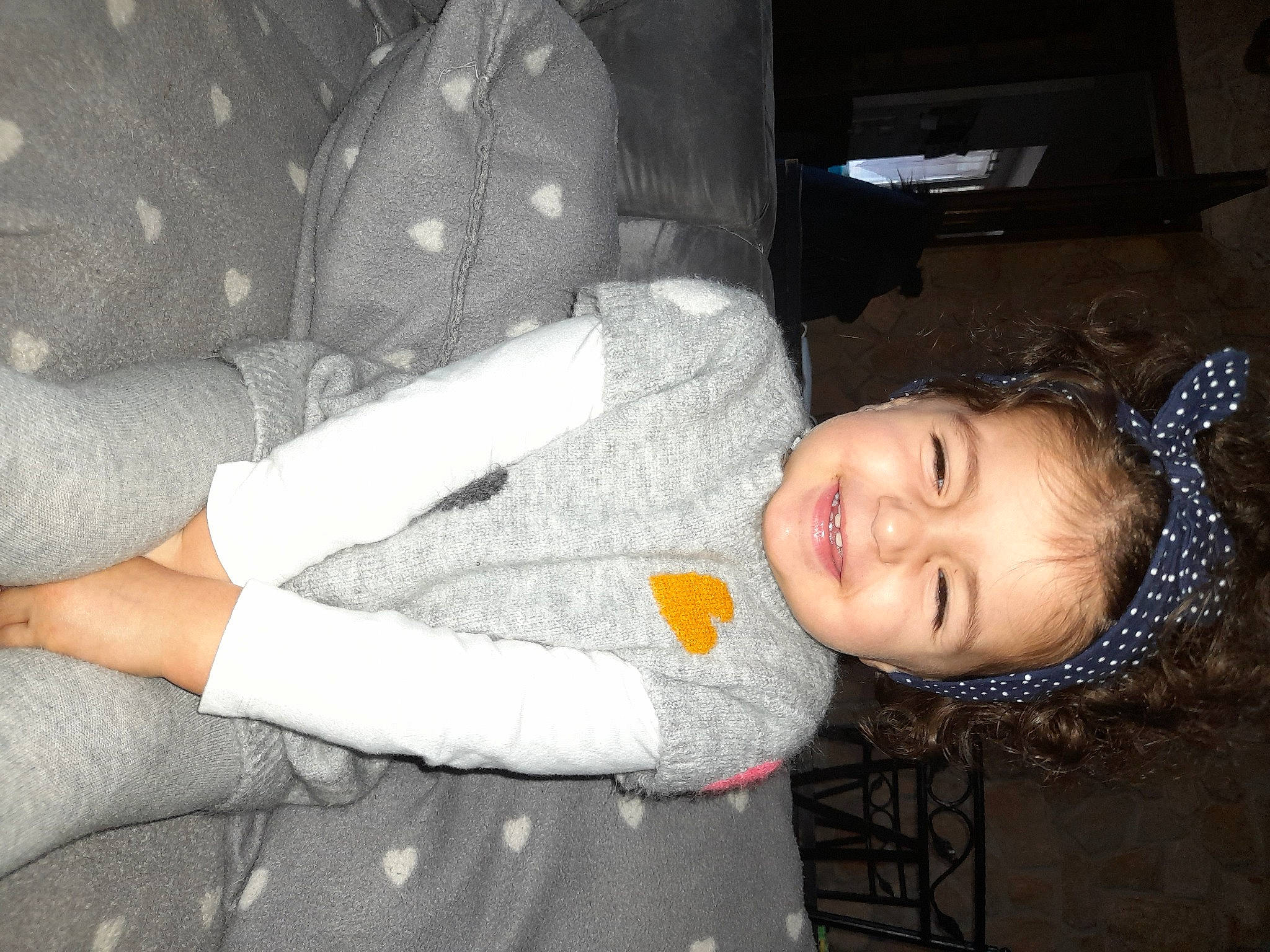 Louise participe au concours pour gagner de l'argent avec cette photo : baby, baby_toddler_clothing, cheek, child, comfort, elbow, finger, flash_photography, fun, gesture, human_leg, joy, mouth, nose, pattern, person, sitting, sleeve, smile, textile