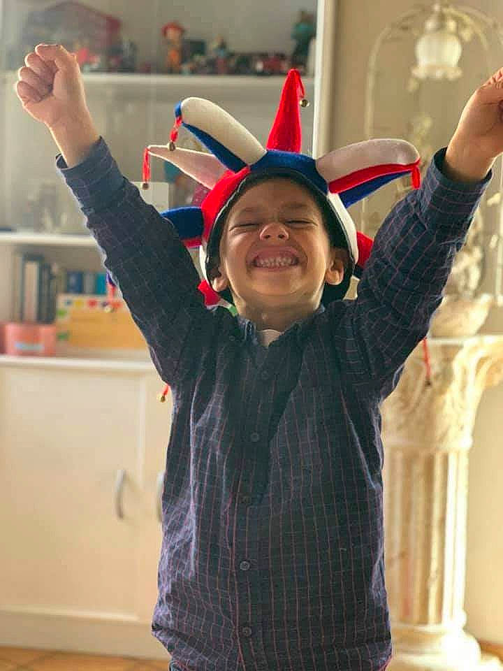 Timéo a rejoint le concours — aidez-le/la à gagner de superbes lots ! event, facial_expression, finger, fun, gesture, hand, happy, headgear, holiday, joint, joy, laugh, person, room, selfie, sleeve, smile, sportswear, standing, t_shirt