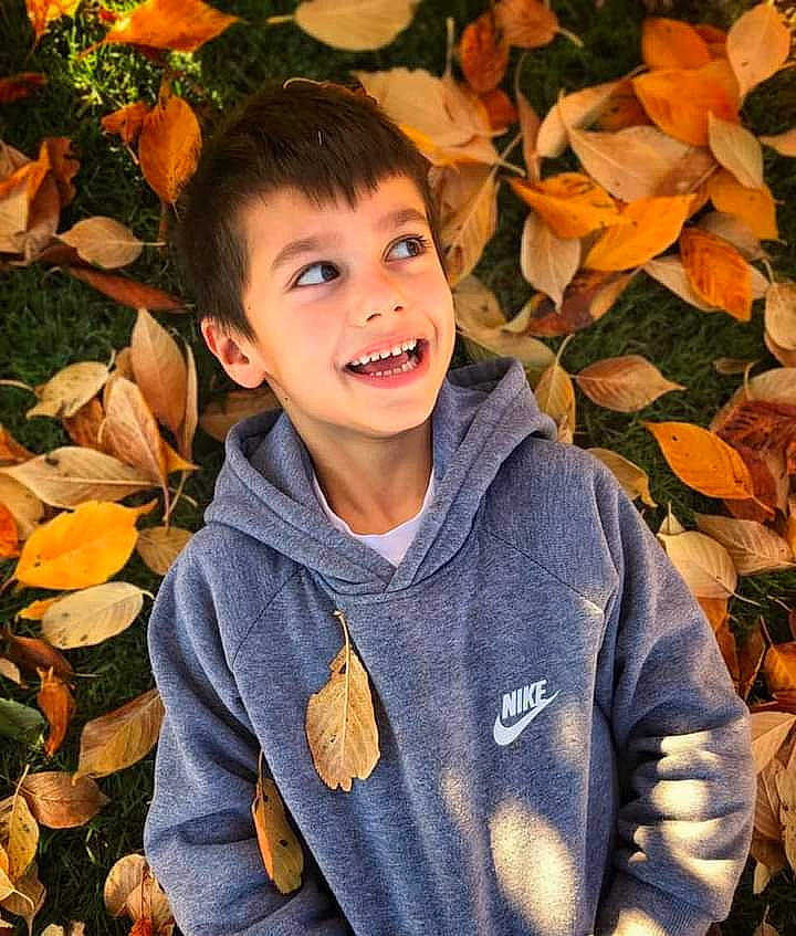 Timéo participe au concours pour gagner de l'argent avec cette photo : adaptation, beauty, clothing, cool, deciduous, eye, face, facial_expression, grass, happy, head, human, joy, morning, nature, orange, people_in_nature, person, plant, sleeve