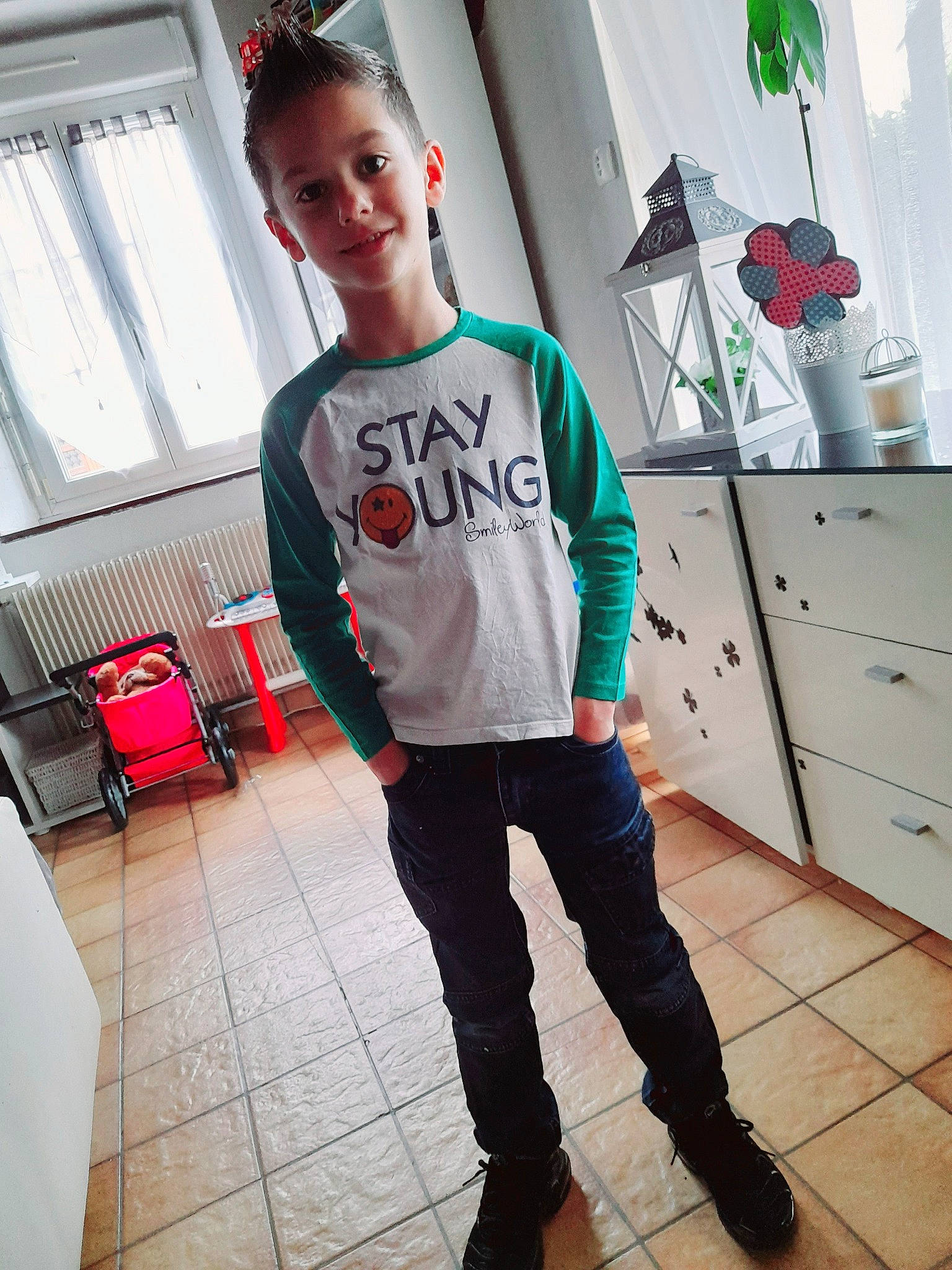 Timéo a rejoint le concours — aidez-le/la à gagner de superbes lots ! arm, cool, eye, eyewear, floor, footwear, happy, human_body, jeans, joint, joy, knee, leg, outerwear, person, shoulder, sleeve, sportswear, street_fashion, style