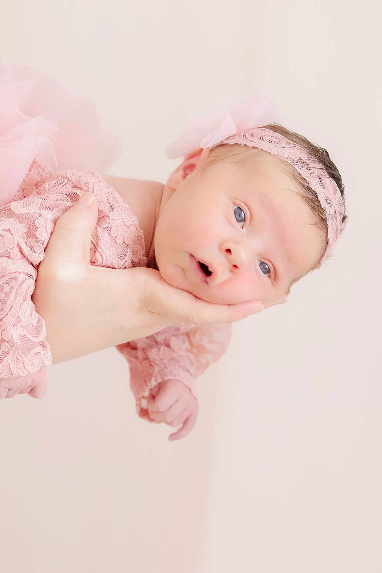 Luna participe au concours pour gagner de l'argent avec cette photo : baby, newborn, infant, pink, lace, headband, hand, soft, portrait, cute, child, toddler, face, expression, gentle, holding, pastel, delicate, young, adorable