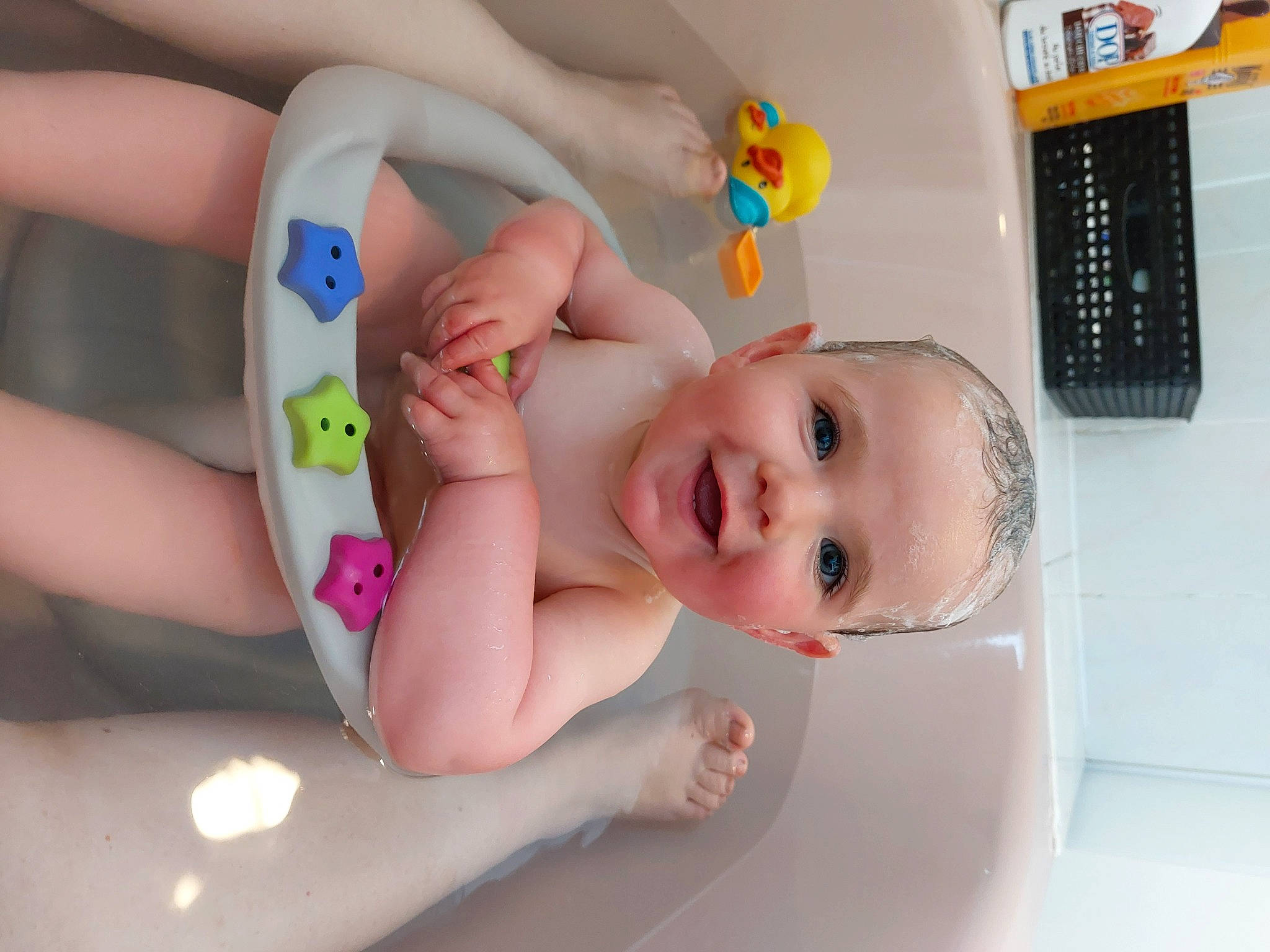 Helena a rejoint le concours — aidez-le/la à gagner de superbes lots ! baby, baby_bathing, baby_laughing, baby_playing_with_toys, baby_products, baby_toddler_clothing, bathing, cheek, child, computer_keyboard, finger, fun, happy, input_device, joy, mouth, office_equipment, peripheral, person, skin