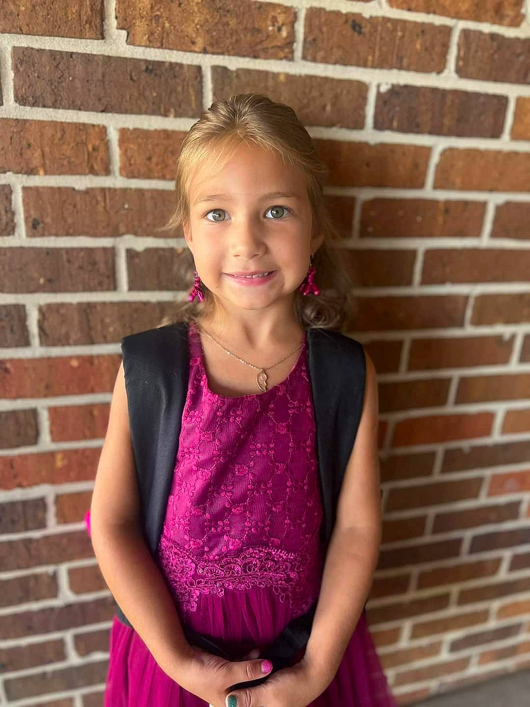 Remi is registered to the contest to win money with this photo: beauty, brick, brickwork, clothing, day_dress, electric_blue, face, hair, happy, head, jewellery, joint, joy, magenta, neck, necklace, person, pink, shoulder, sleeve