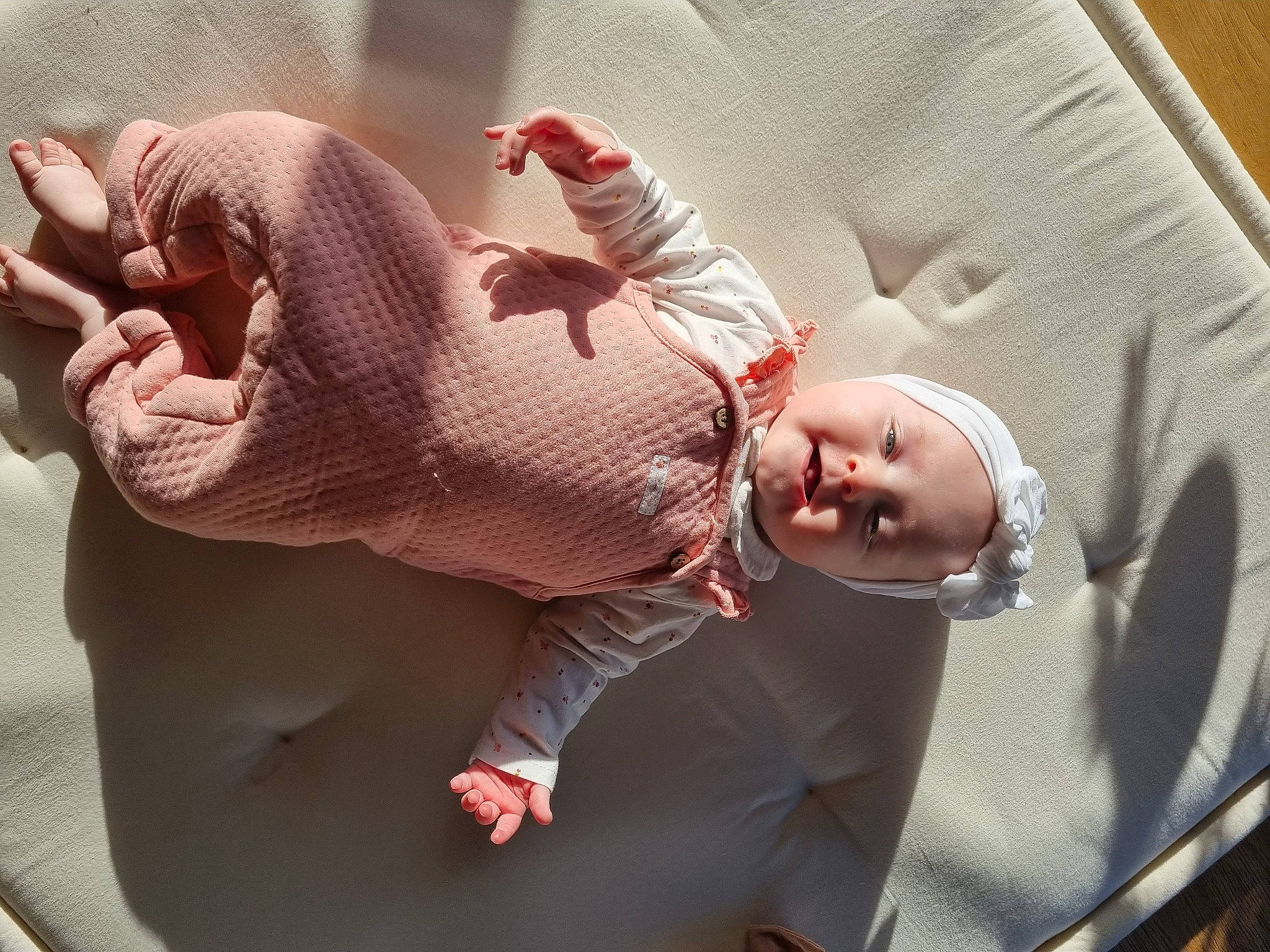 Përle participe au concours pour gagner de l'argent avec cette photo : abdomen, baby, child, comfort, elbow, finger, gesture, human_body, human_leg, joint, knee, leg, mouth, nail, person, skin, sleeve, stomach, thigh, thumb