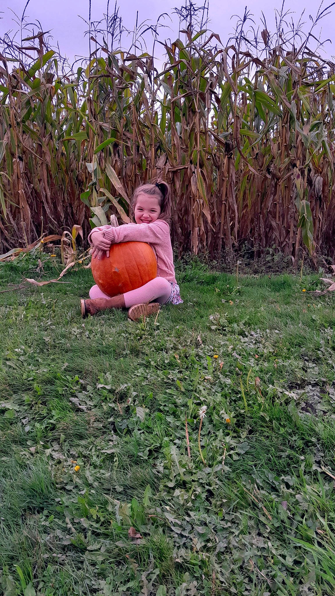 Luciana is registered to the contest to win money with this photo: agriculture, baby, comfort, fawn, field, grass, grassland, happy, joy, landscape, leisure, natural_landscape, pasture, people_in_nature, person, plant, prairie, sitting, sky, soil