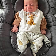 Sacha a rejoint le concours — aidez-le/la à gagner de superbes lots ! baby, infant, child, smile, simba, clothing, pants, sweater, seat, baby_seat, fabric, comfort, cute, expression, indoor, face, hand, footwear, strap, pattern