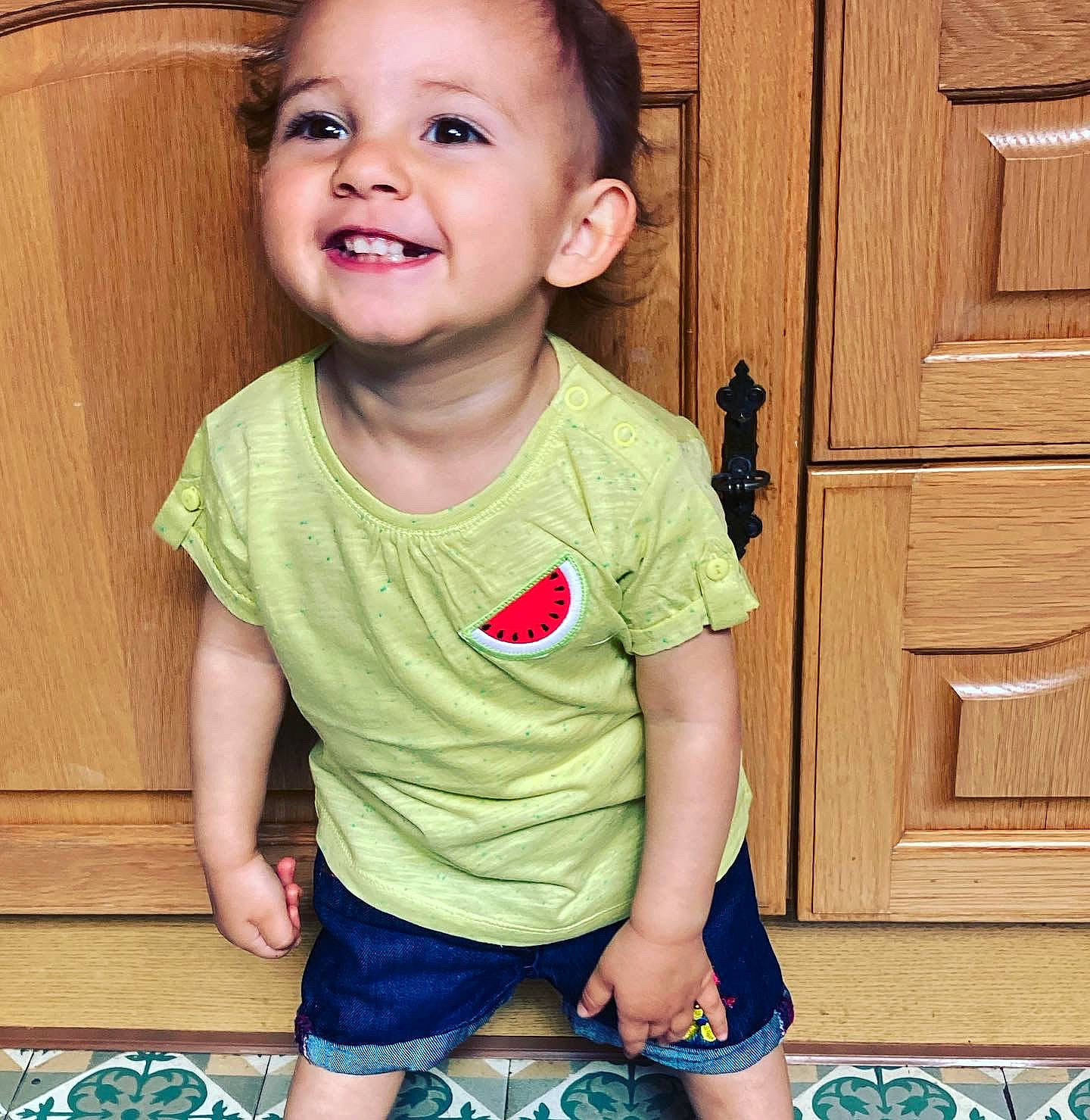 Evy participe au concours pour gagner de l'argent avec cette photo : baby_toddler_clothing, blue, cheek, chin, clothing, face, facial_expression, finger, happy, head, iris, joy, mouth, neck, nose, organ, person, photograph, skin, sleeve