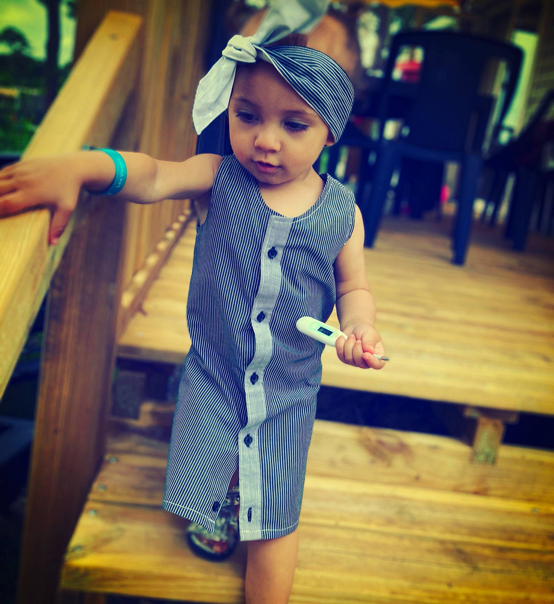 Evy participe au concours pour gagner de l'argent avec cette photo : baby_toddler_clothing, baseball_cap, cap, cool, facial_expression, finger, gesture, hairstyle, hand, happy, headwear, morning, person, shoulder, skin, sleeve, standing, street_fashion, t_shirt, toddler