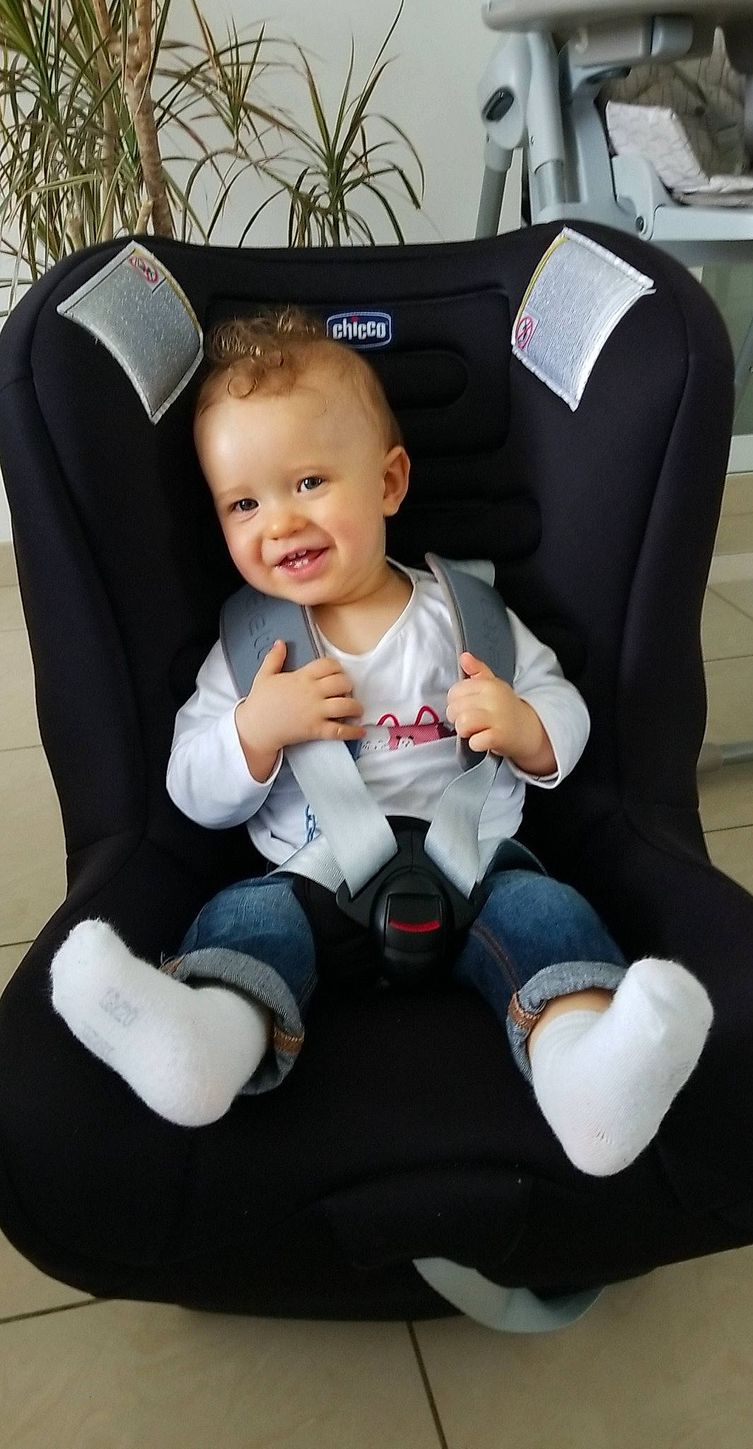 Timéo participe au concours pour gagner de l'argent avec cette photo : arm, auto_part, baby, baby_toddler_clothing, car_seat, chair, clothing, comfort, finger, gesture, jeans, joy, lap, leg, person, shoe, sitting, sleeve, smile, sneakers
