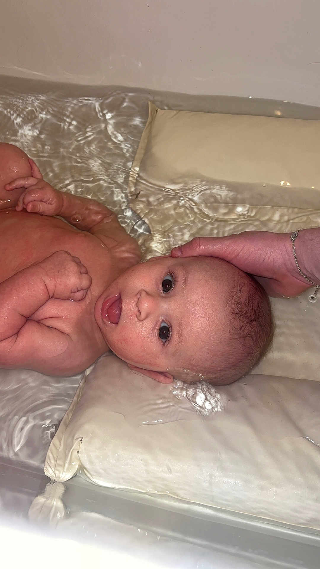 Imran participe au concours pour gagner de l'argent avec cette photo : baby, bath, water, hand, pillow, skin, infant, face, eyes, mouth, expression, support, splash, wet, child, newborn, relaxation, care, closeup, indoors