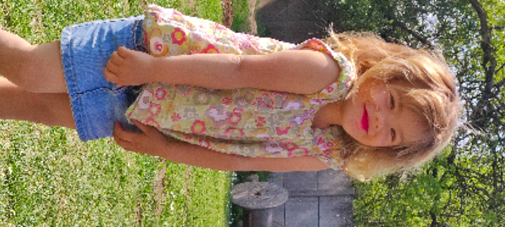 Ënoline a rejoint le concours — aidez-le/la à gagner de superbes lots ! child, couch, eyewear, fawn, gesture, grass, grass_family, happy, human_leg, joy, lawn, leisure, pattern, people_in_nature, person, pink, plant, recreation, smile, spring