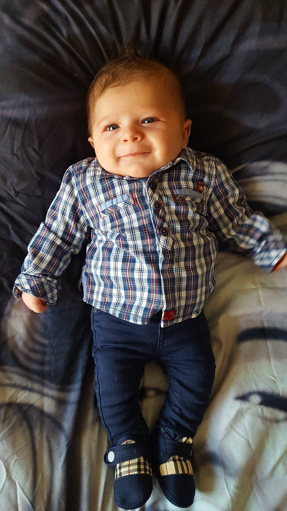 Hatem a rejoint le concours — aidez-le/la à gagner de superbes lots ! baby, cheek, child, child_model, design, eye, face, head, jeans, male, outerwear, pattern, person, photography, plaid, sitting, skin, sleeve, smile, standing