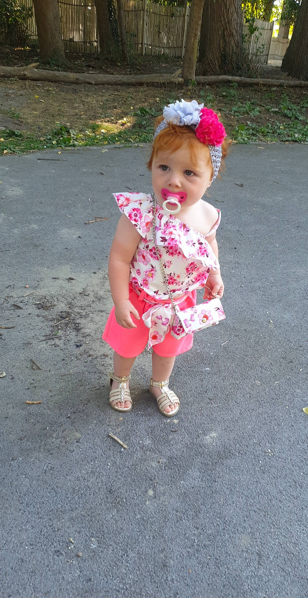 Kataleya a rejoint le concours — aidez-le/la à gagner de superbes lots ! asphalt, baby, baby_toddler_clothing, child, eye, face, fashion_accessory, fun, grass, headband, lip, magenta, pattern, person, pink, plant, road_surface, sandal, sleeve, soil