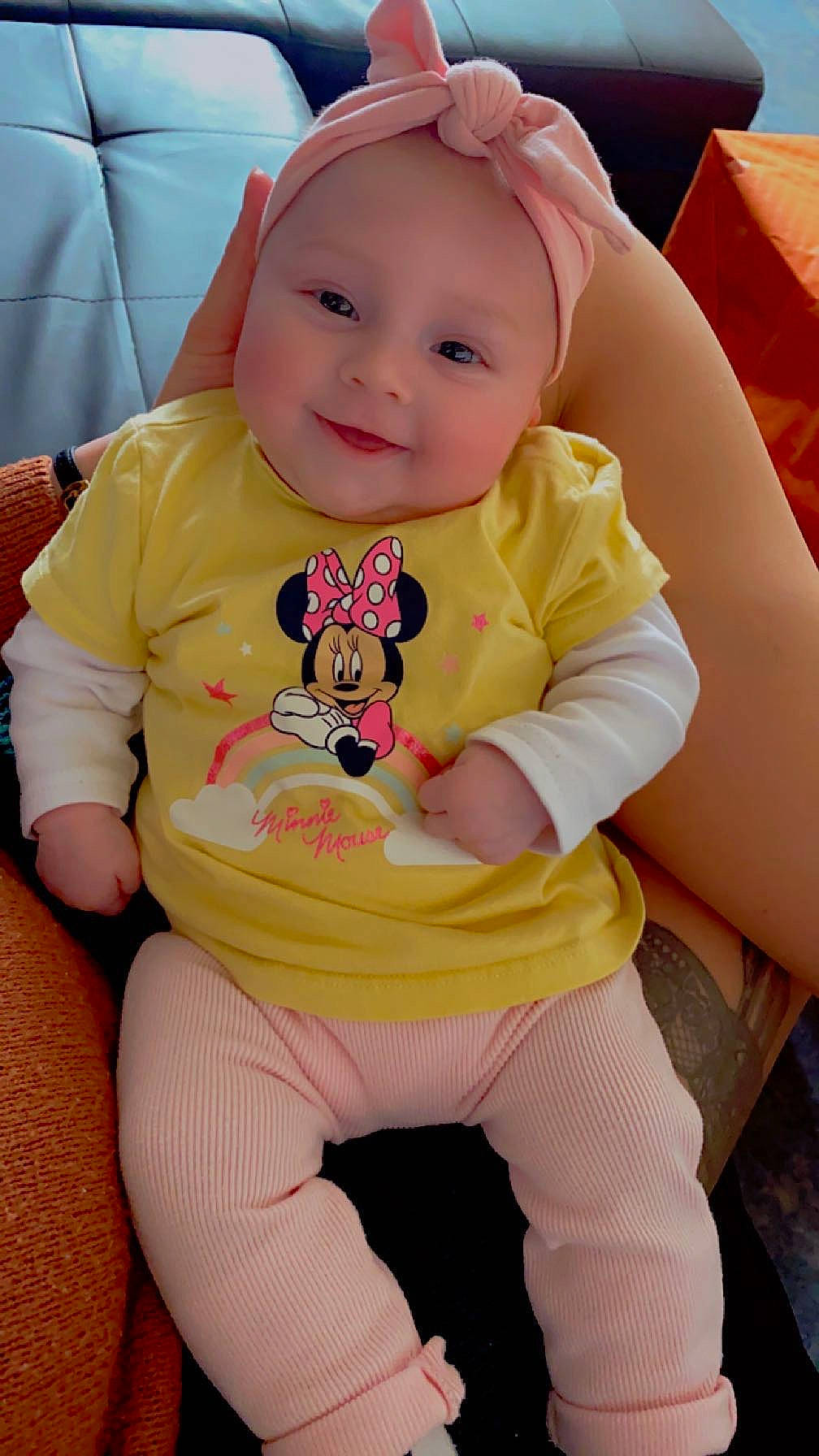 Alina a rejoint le concours — aidez-le/la à gagner de superbes lots ! baby, baby_toddler_clothing, cheek, child, chin, comfort, eye, face, finger, happy, head, headwear, human_leg, joy, knee, person, pink, skin, sleeve, smile