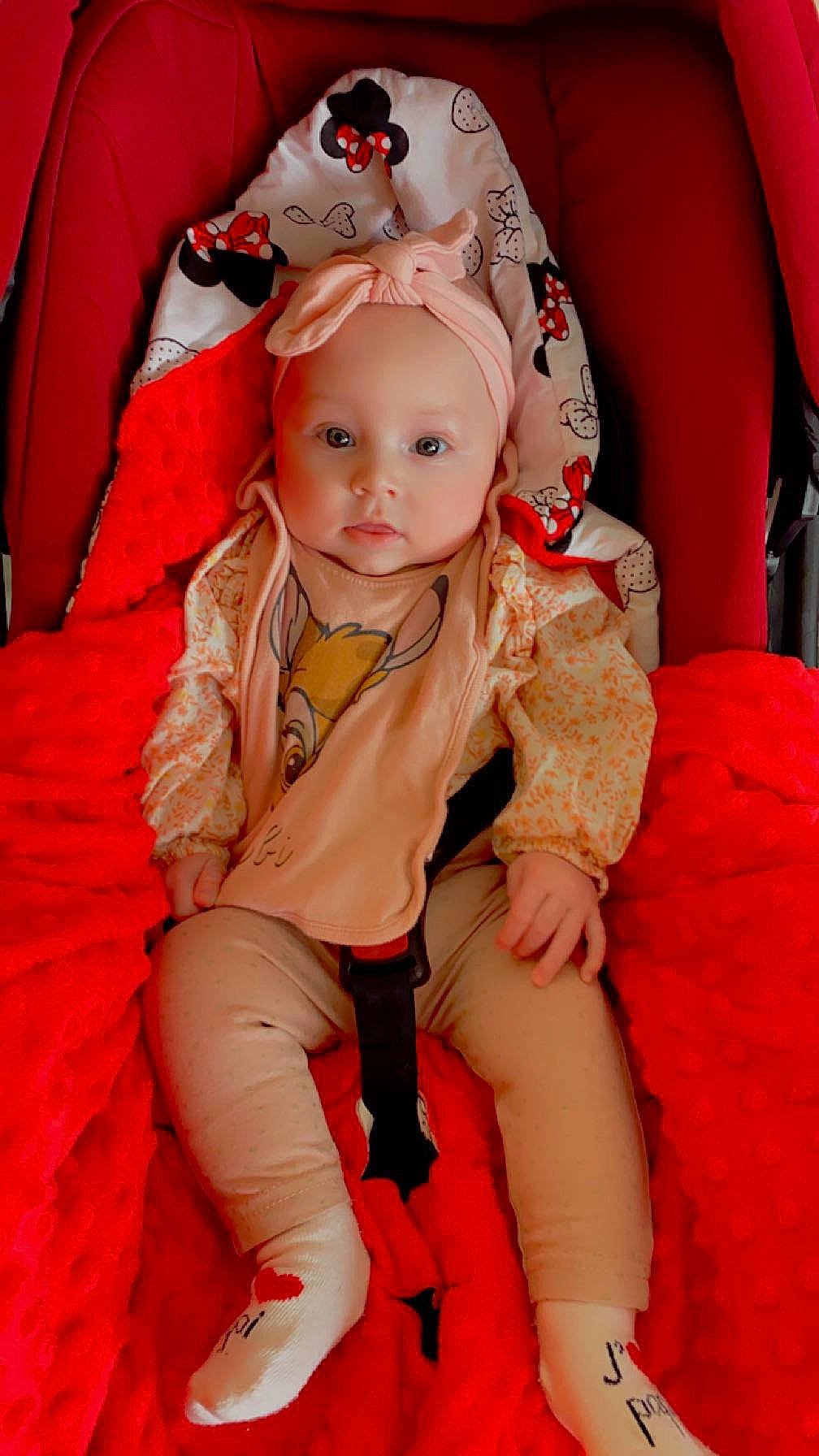 Alina participe au concours pour gagner de l'argent avec cette photo : baby, baby_toddler_clothing, child, comfort, costume_hat, dress, event, fashion_design, fun, hairstyle, happy, head, headwear, human_body, human_leg, peach, person, pink, red, skin