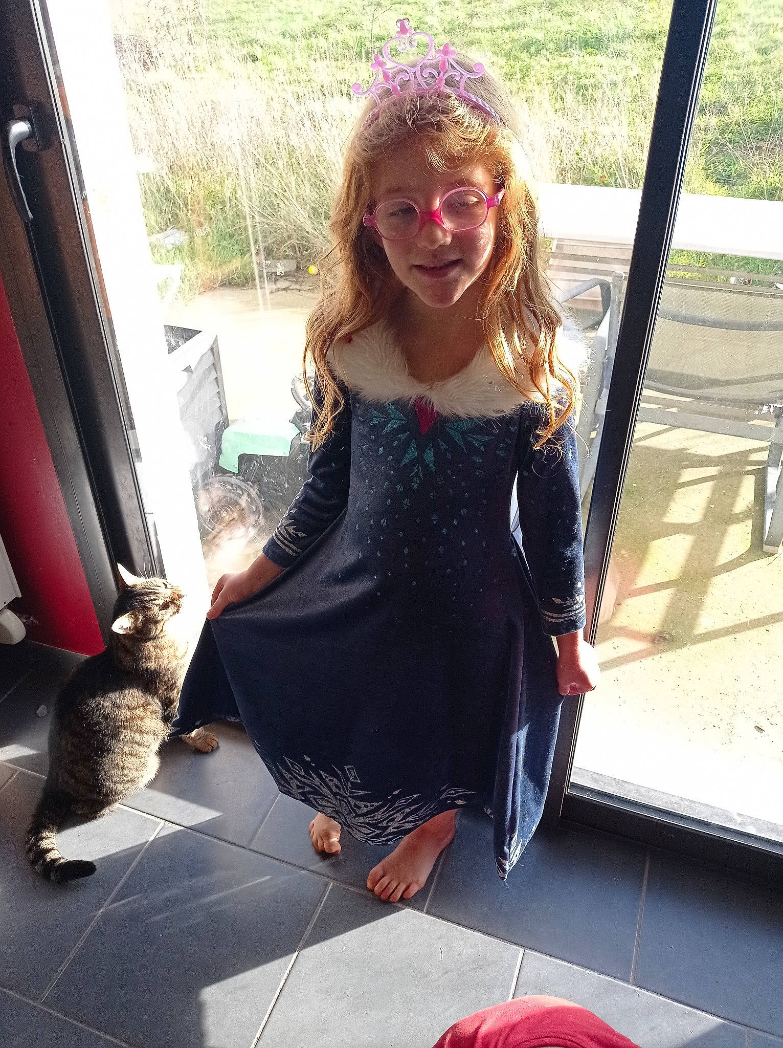 Valentina a rejoint le concours — aidez-le/la à gagner de superbes lots ! cat, curtain, eyewear, fashion_design, felidae, happy, human_leg, leisure, long_hair, pattern, person, plant, sitting, sleeve, small_to_medium_sized_cats, smile, sunglasses, tail, thigh, waist
