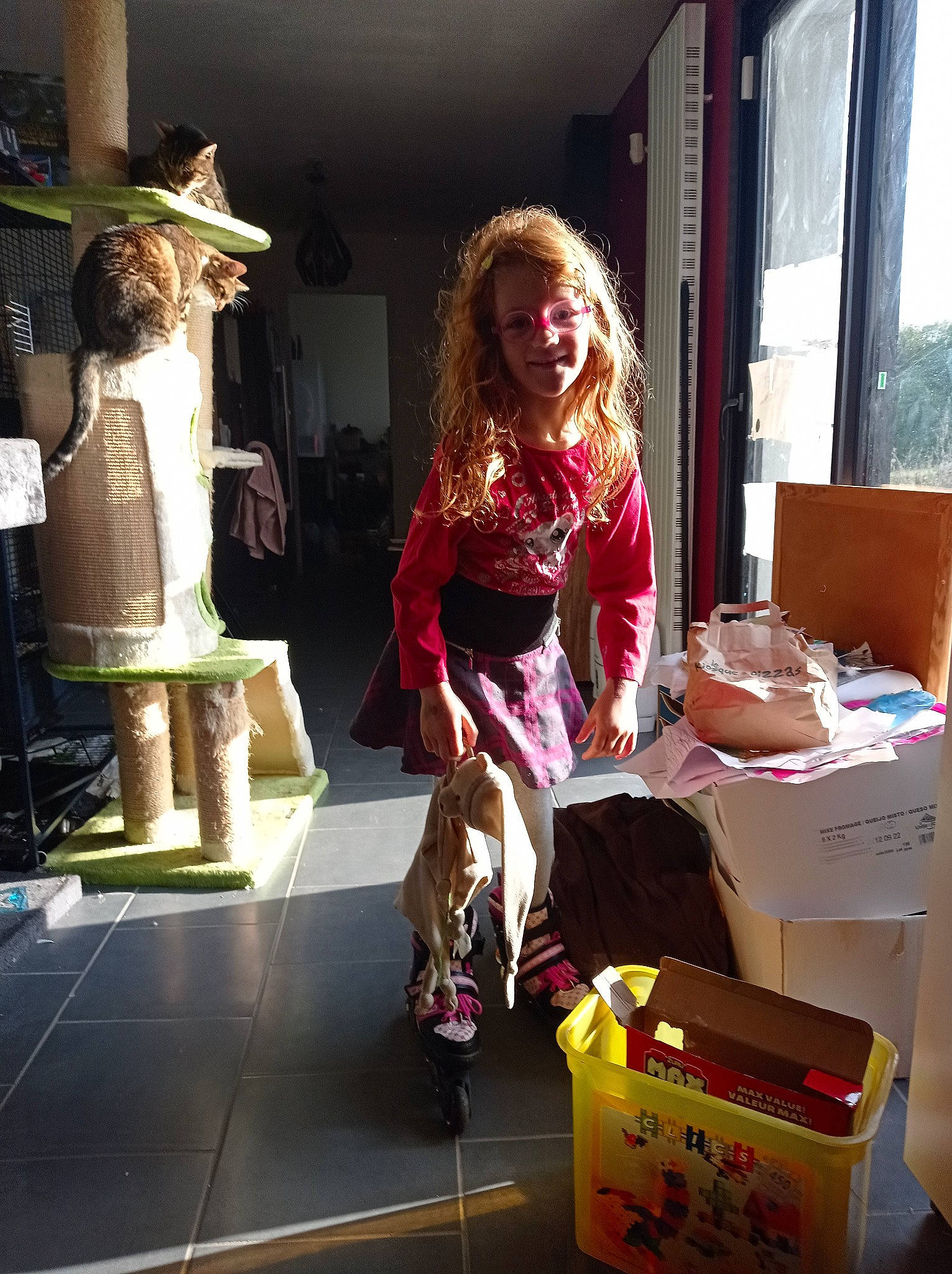 Valentina participe au concours pour gagner de l'argent avec cette photo : bag, box, cardboard, carton, costume, event, eyewear, fashion_design, fictional_character, flooring, fun, hat, joy, magenta, package_delivery, packaging_and_labeling, person, room, shipping_box, smile