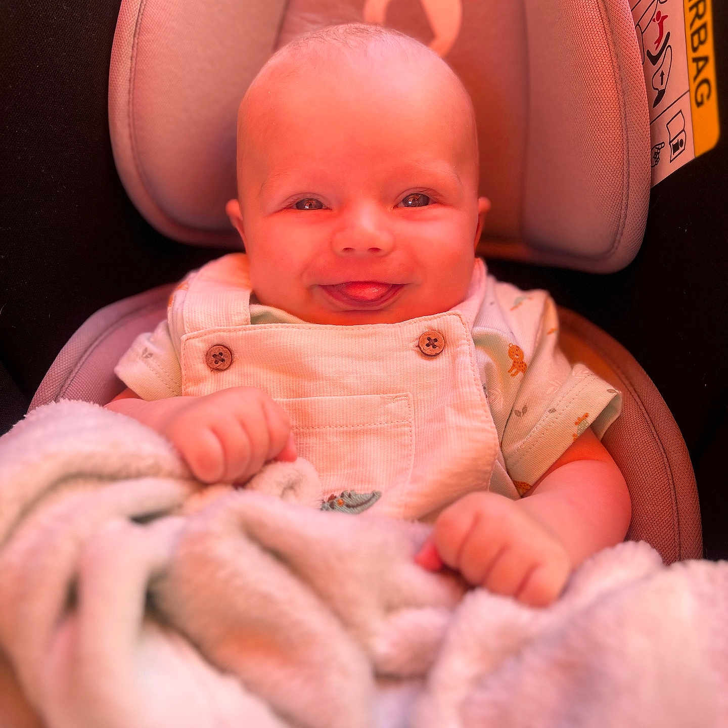 Stanley a rejoint le concours — aidez-le/la à gagner de superbes lots ! baby, blanket, car_seat, child, clothing, comfort, cushion, cute, face, happy, head, indoors, infant, person, portrait, seat, smile, soft_texture, tongue, young_child