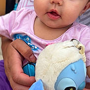 Aaliyah a rejoint le concours — aidez-le/la à gagner de superbes lots ! baby, child, closeup, face, eyes, pink_clothing, plush_toy, stuffed_animal, hand, holding, cute, soft_toy, indoor, person, portrait, adorable, young_child, infant, expression, focus