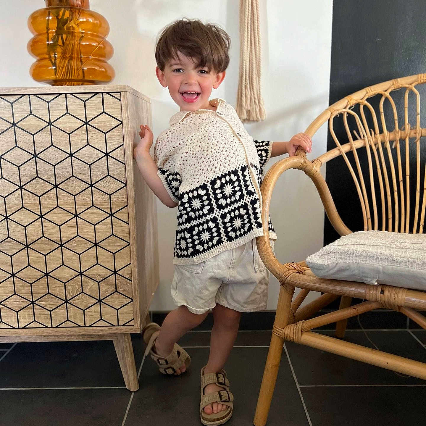 Marlo a rejoint le concours — aidez-le/la à gagner de superbes lots ! boy, child, clothing, footwear, furniture, indoors, interiordesign, jeans, male, pants, person, plant, pottedplant, racket, sandal, shoe, shorts, sitting, sleeve, wood