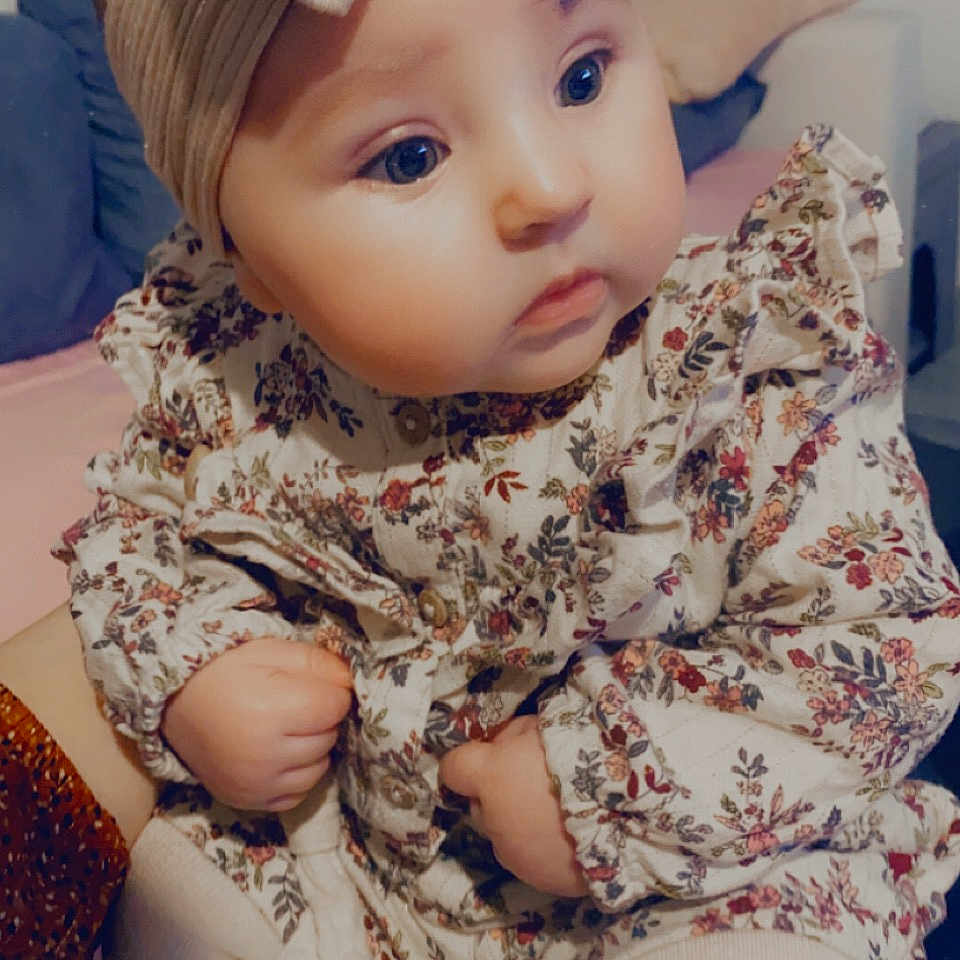 Jade a rejoint le concours — aidez-le/la à gagner de superbes lots ! baby_toddler_clothing, cap, cheek, child, comfort, doll, eye, eyelash, fashion, fashion_design, headgear, human_body, iris, lip, pink, skin, sleeve, toddler, toy, wig
