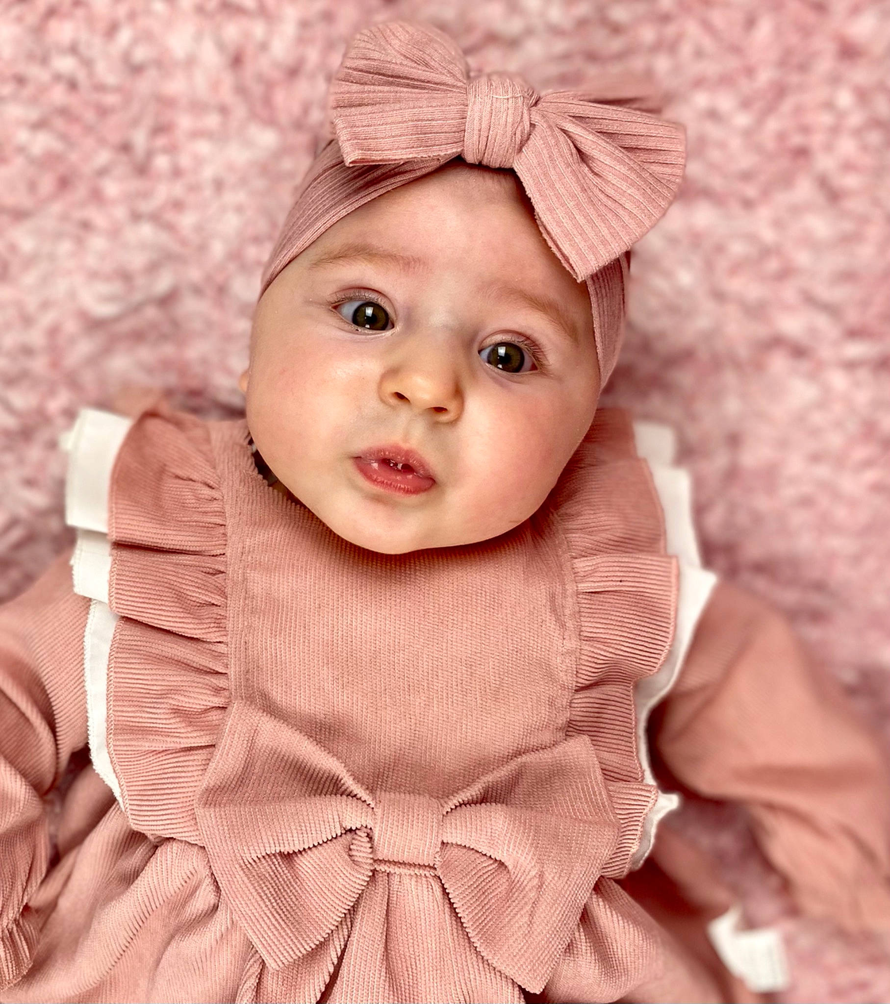 Jade a rejoint le concours — aidez-le/la à gagner de superbes lots ! baby, baby_toddler_clothing, cap, cheek, costume_hat, face, fashion_accessory, flash_photography, happy, headgear, headwear, lip, magenta, outerwear, pattern, person, pink, sleeve, smile, textile