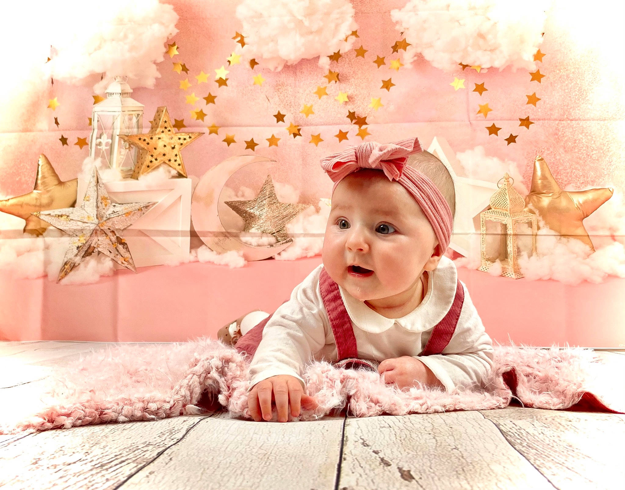 Jade a rejoint le concours — aidez-le/la à gagner de superbes lots ! baby, baby_toddler_clothing, child, dress, flooring, flower, happy, headwear, linens, ornament, pattern, peach, person, petal, pink, room, sitting, sweetness, textile, toddler