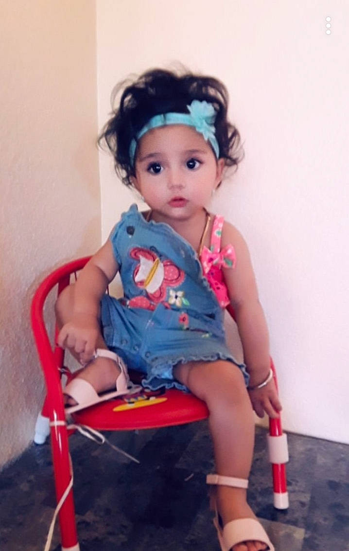 Dazza is registered to the contest to win money with this photo: baby, black_hair, child, child_model, hair_accessory, headband, leg, person, play, sitting, smile, thigh, toddler