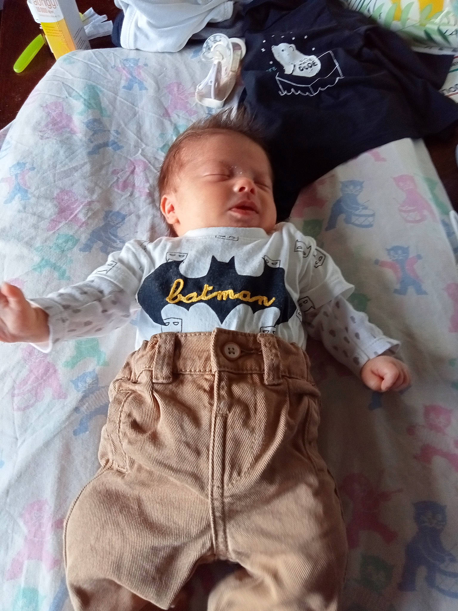 Maxime a rejoint le concours — aidez-le/la à gagner de superbes lots ! baby, baby_products, baby_toddler_clothing, bedding, child, comfort, doll, face, head, lap, linens, outerwear, pattern, person, pink, sitting, skin, sleeve, t_shirt, textile