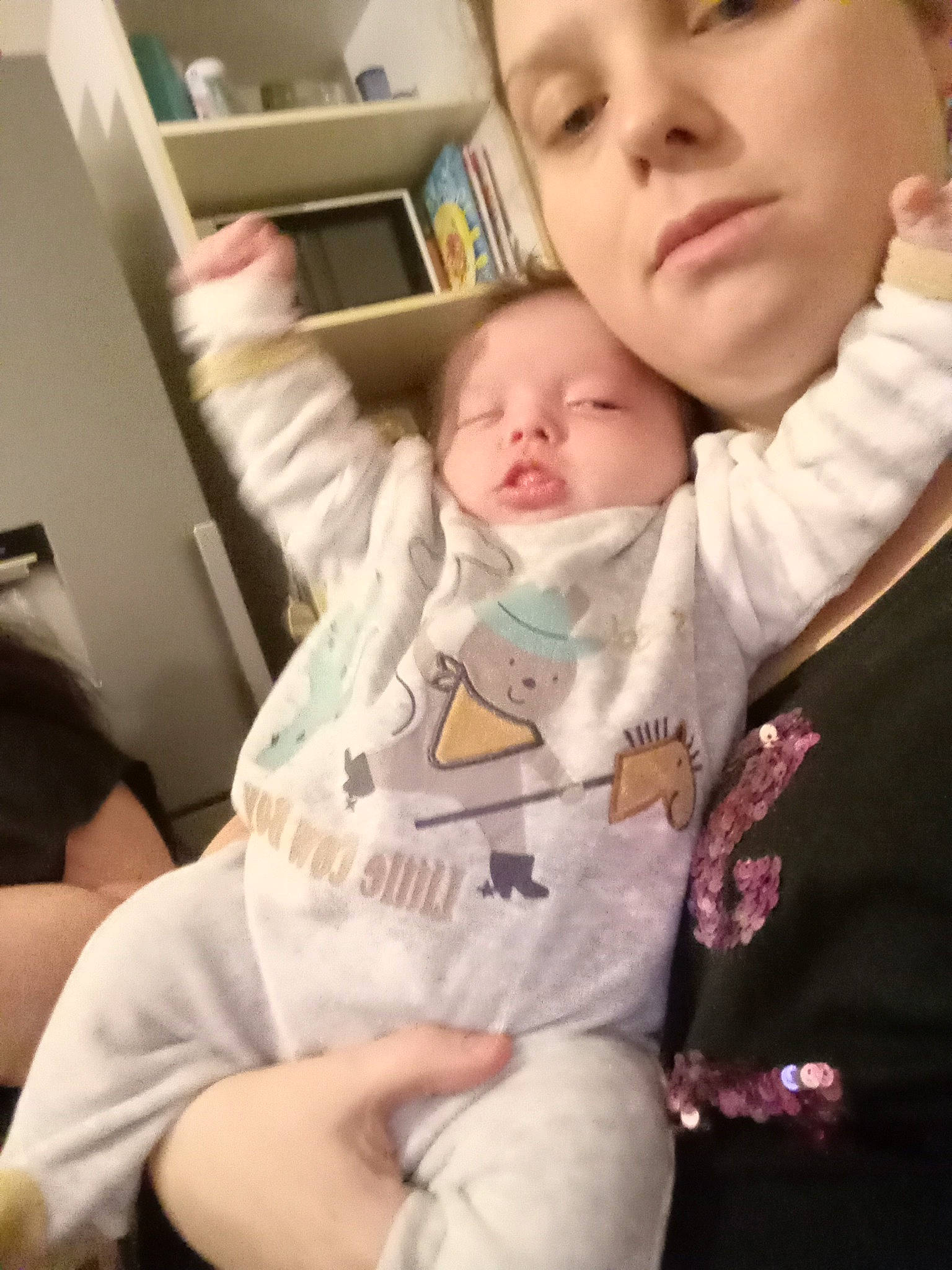 Maxime participe au concours pour gagner de l'argent avec cette photo : baby, baby_toddler_clothing, cheek, comfort, ear, eye, eyebrow, finger, gesture, happy, human_body, iris, lip, mouth, neck, nose, person, shelf, skin, sleeve