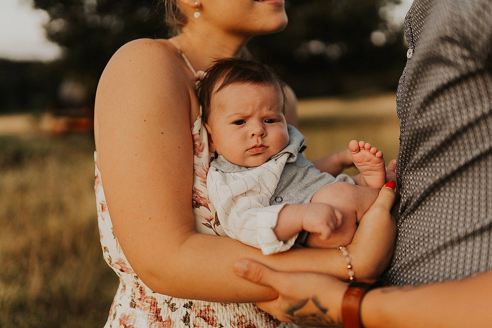 Keyden a rejoint le concours — aidez-le/la à gagner de superbes lots ! baby, child, daughter, family, gesture, grass, happy, interaction, mother, people, person, photograph, photography, sitting, skin, smile, toddler, vacation