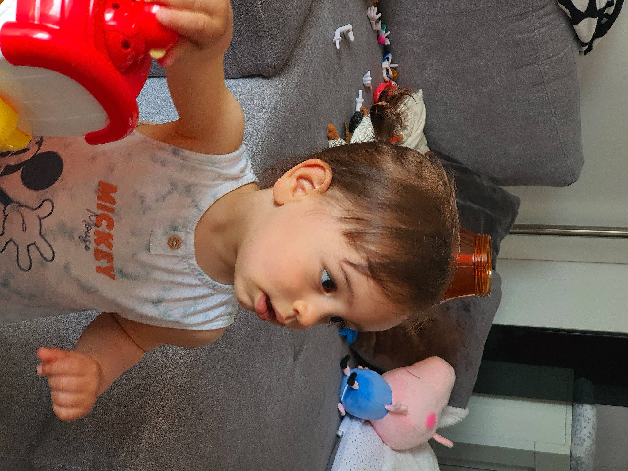 Thao participe au concours pour gagner de l'argent avec cette photo : arm, baby, baby_products, baby_toddler_clothing, carmine, child, fun, happy, joint, person, sitting, toddler, toy, vacation