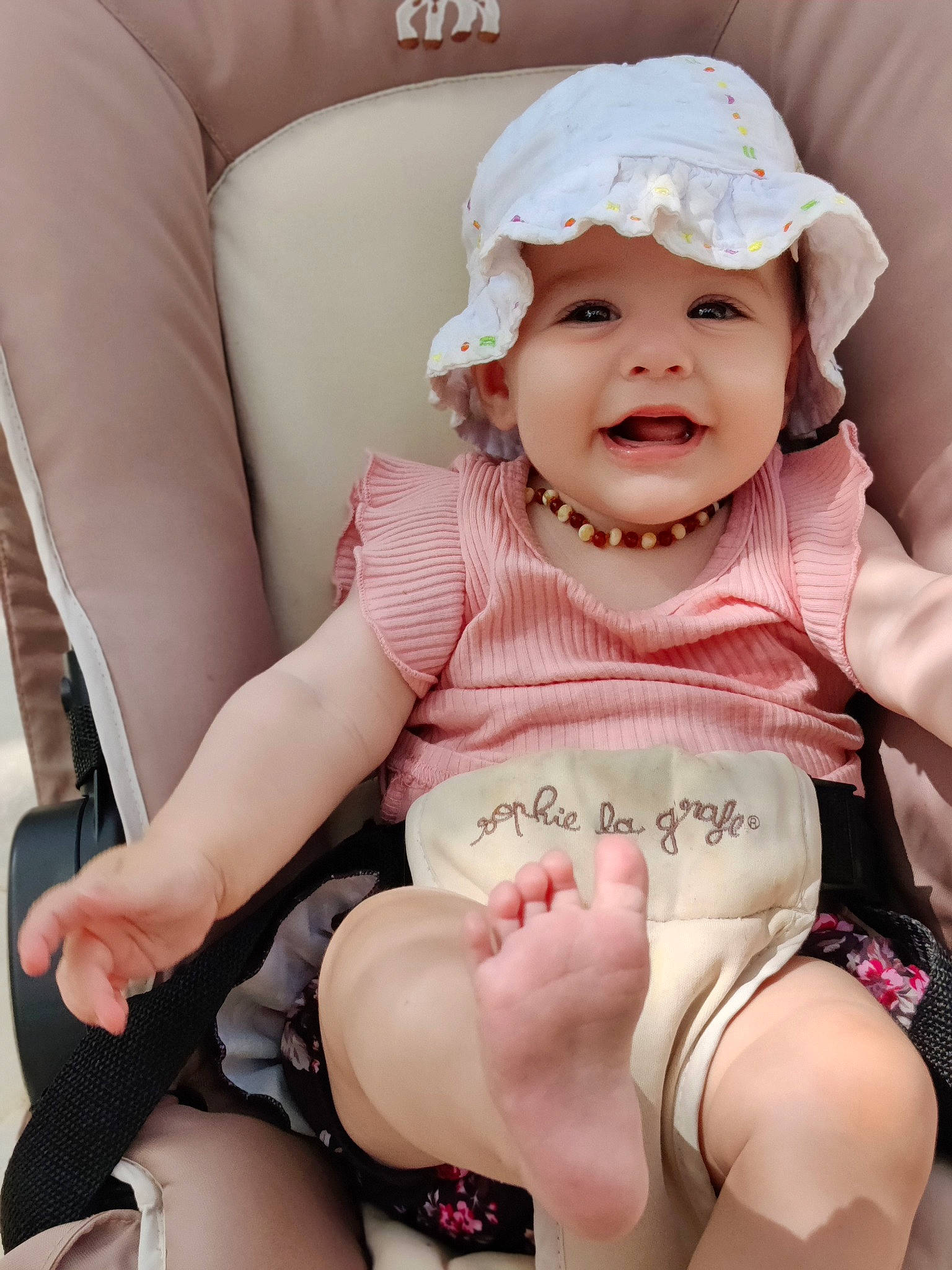 Lise participe au concours pour gagner de l'argent avec cette photo : baby, baby_toddler_clothing, beauty, comfort, dress, eye, happy, headgear, headwear, knee, leg, lip, mouth, person, pink, product, skin, sleeve, stomach, thigh