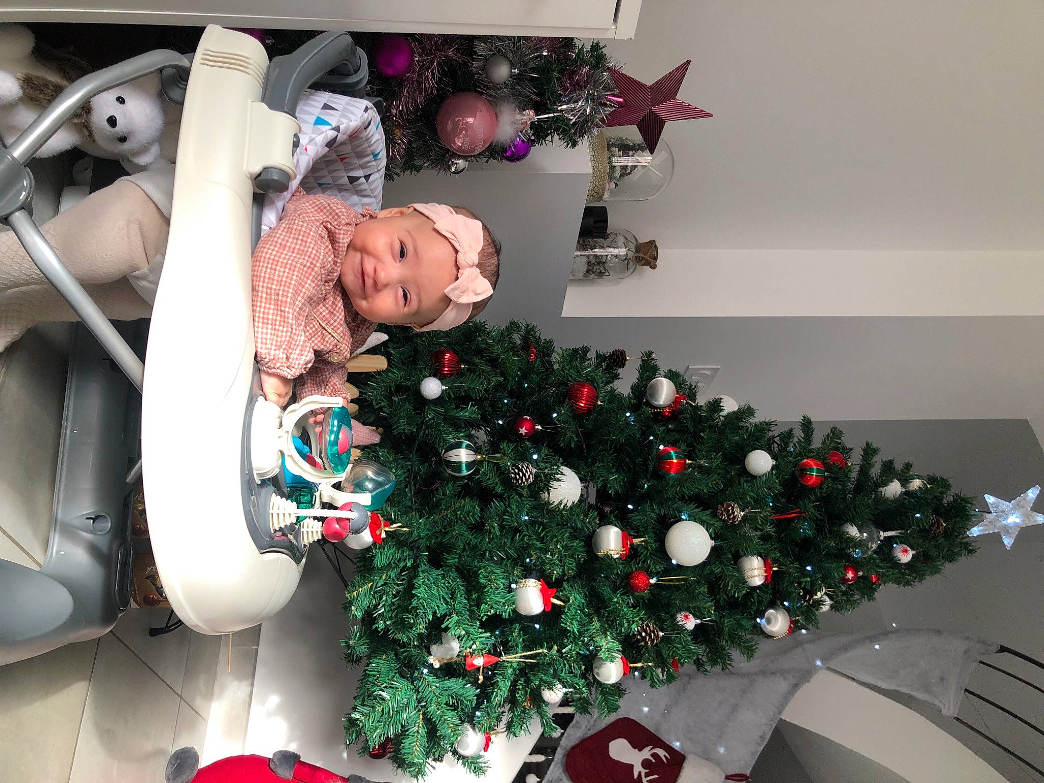 Miléna a rejoint le concours — aidez-le/la à gagner de superbes lots ! carmine, christmas, christmas_decoration, christmas_eve, christmas_ornament, christmas_tree, conifer, event, evergreen, headwear, holiday, holiday_ornament, house, interior_design, joy, ornament, person, plant, room, table