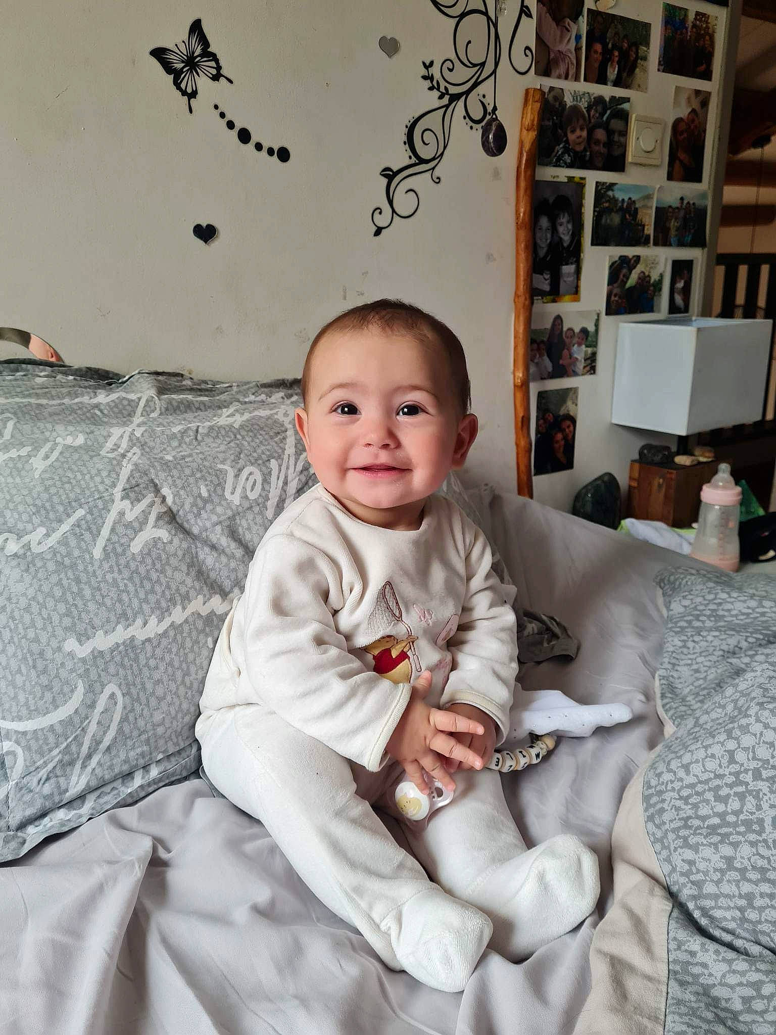 Miléna a rejoint le concours — aidez-le/la à gagner de superbes lots ! baby, baby_toddler_clothing, child, comfort, couch, flash_photography, flooring, fur, happy, joy, linens, monochrome_photography, pattern, person, picture_frame, portrait_photography, room, sitting, sleeve, smile