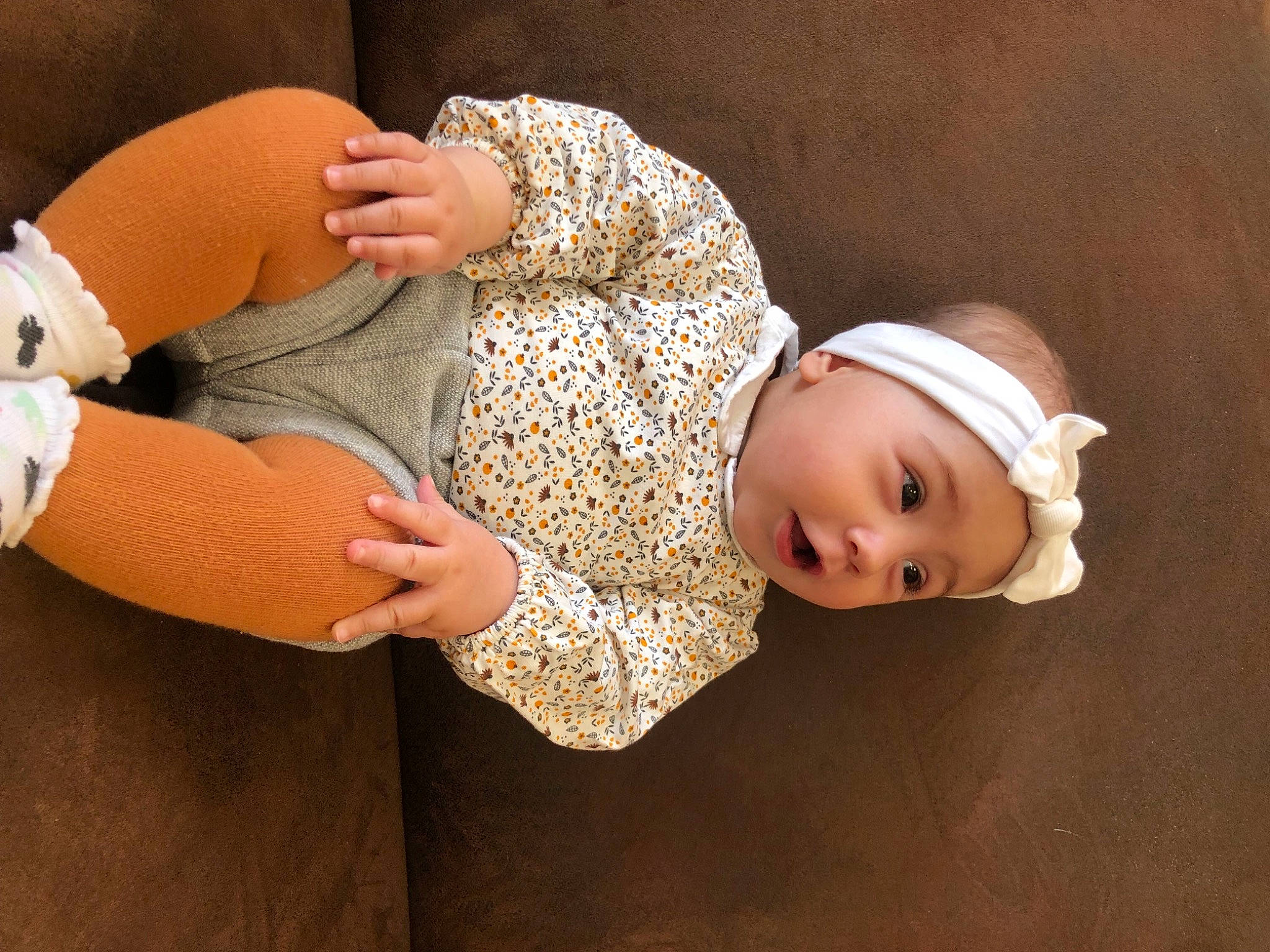 Miléna a rejoint le concours — aidez-le/la à gagner de superbes lots ! arm, baby, baby_toddler_clothing, comfort, finger, glasses, hand, head, headgear, headwear, human_body, leg, mammal, person, product, skin, sleeve, surprise, textile, thigh