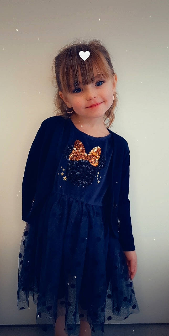 élyana a rejoint le concours — aidez-le/la à gagner de superbes lots ! arm, clothing, day_dress, dress, embellishment, eye, face, hair, head, headgear, iris, joy, lip, neck, one_piece_garment, person, shoulder, sleeve, smile, standing