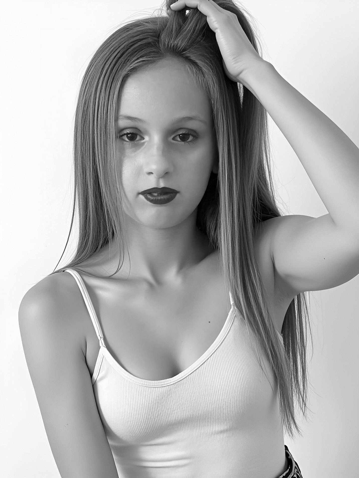 Serena a rejoint le concours — aidez-le/la à gagner de superbes lots ! arm, beauty, black_and_white, casual_pose, close_up, expressionless, face, fashion, female, hair, long_hair, model, monochrome, photography, portrait, shoulder, skin, studio_lighting, tank_top, young_person